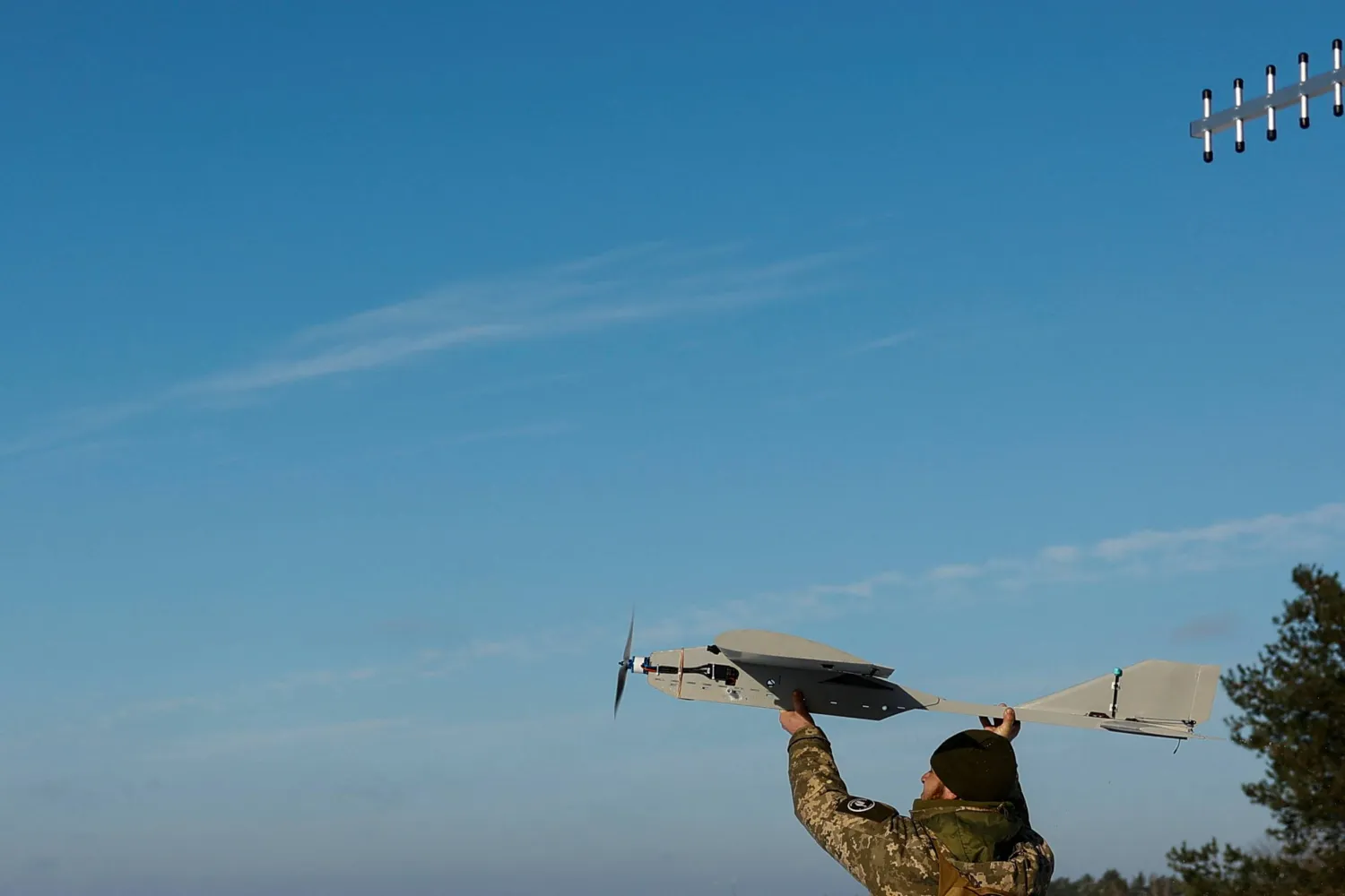 جندي أوكراني يطلق طائرة مسيرة (رويترز)