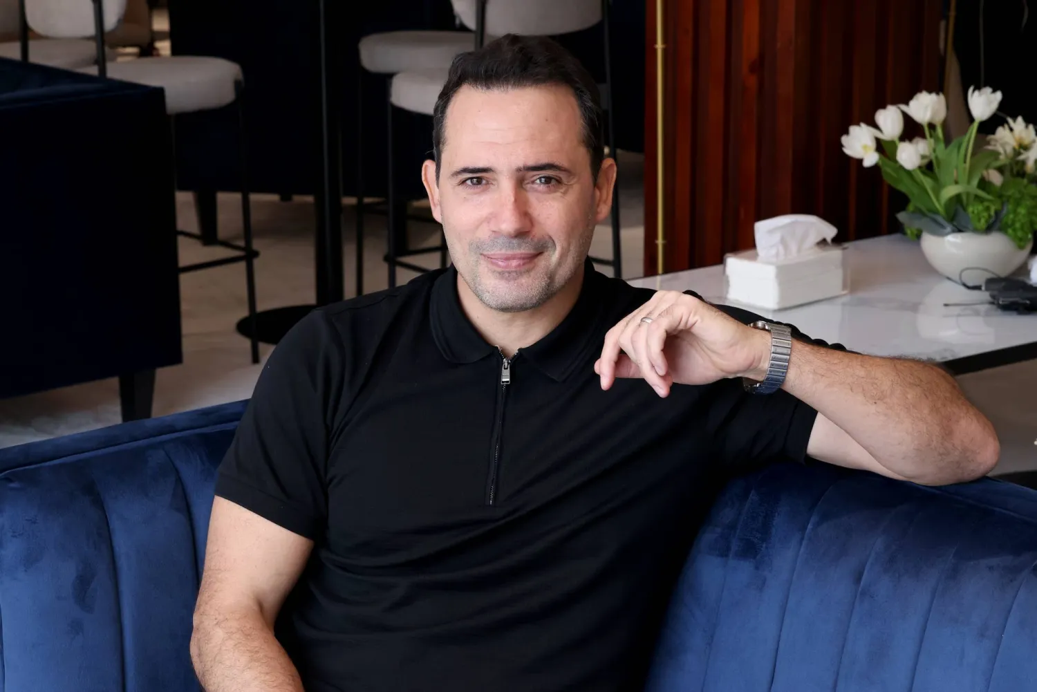 الفنان ظافر العابدين أثناء حديثه بجدة (الصورة من المهرجان)