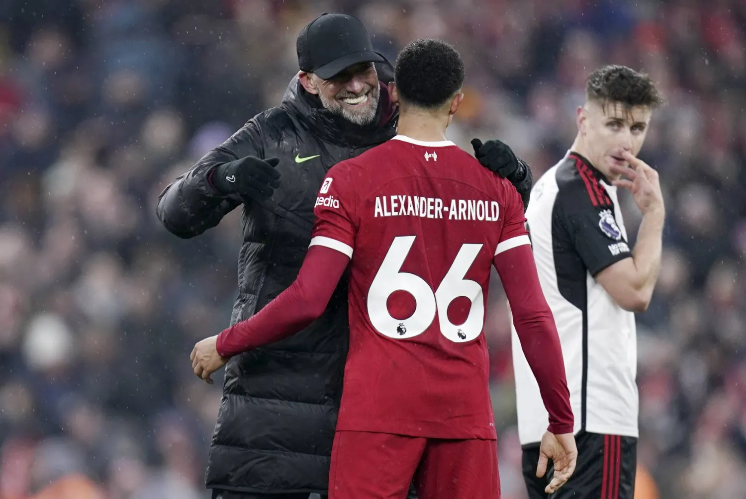 يورغن كلوب يهنئ لاعبه ترنت بهدف الفوز في مرمى فولهام في الدوري الإنجليزي (إ.ب.أ)