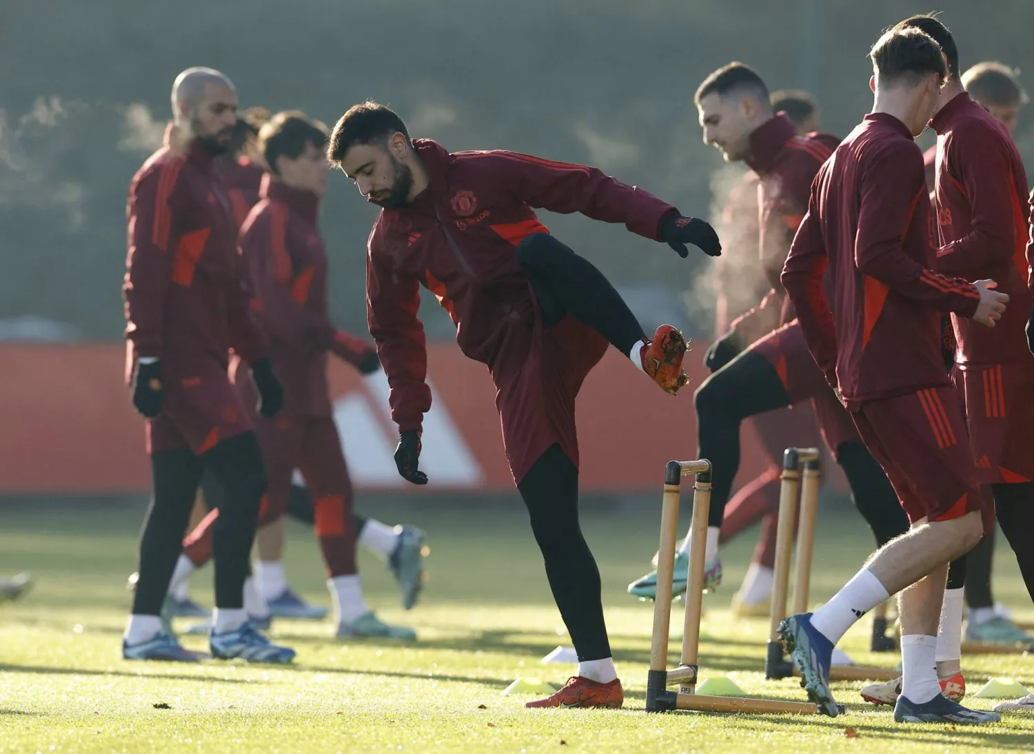 فرنانديز قائد يونايتد وسط اللاعبين خلال التدريب قبل مواجهة تشيلسي (رويترز)
