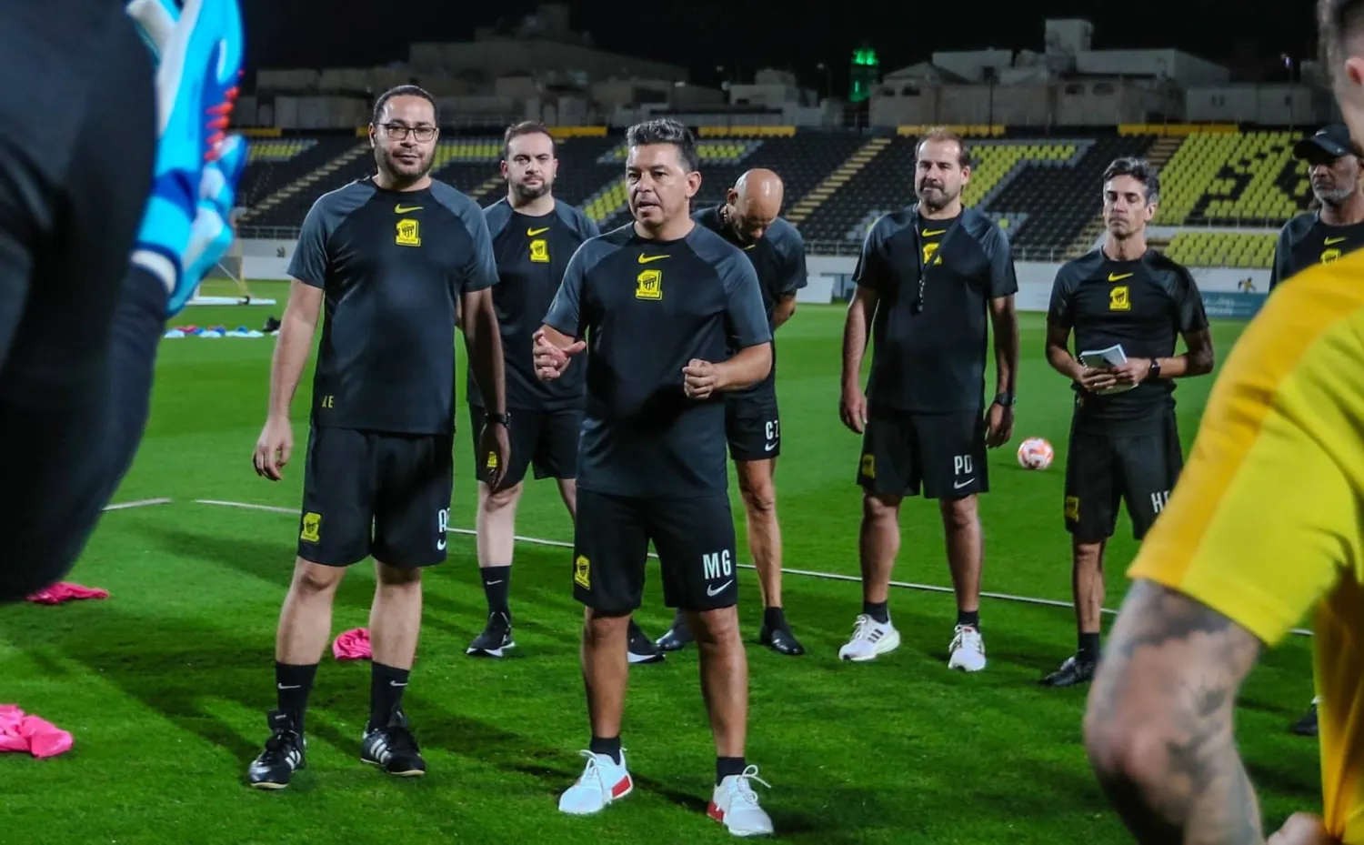 الأرجنتيني مارسيلو غاياردو يتحدث قبل بدء التدريبات (نادي الاتحاد)