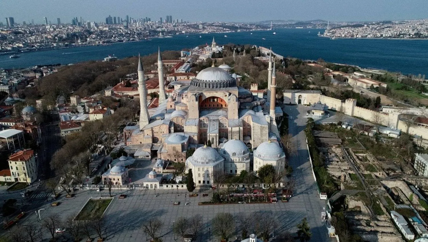 An aerial view of deserted streets around Hagia Sophia during a two-day curfew imposed to prevent the spread of the coronavirus, Istanbul, Türkiye, April 11, 2020. (Reuters)
