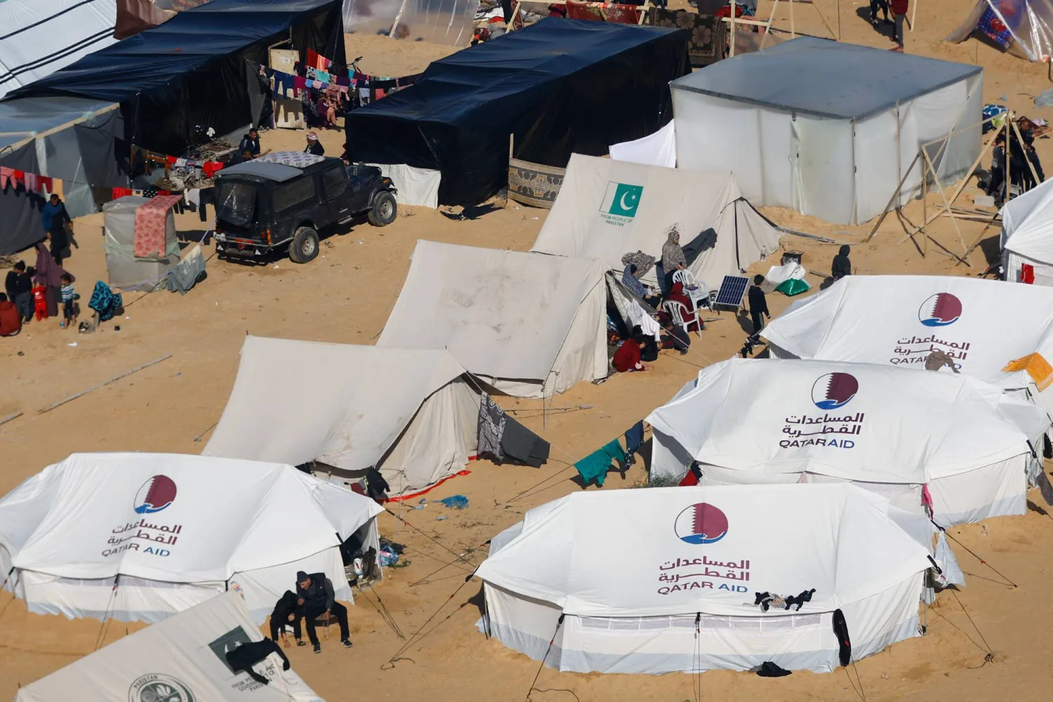 النازحون الفلسطينيون، الذين فروا من منازلهم بسبب الغارة الإسرائيلية، يحتمون في مخيم برفح، وسط الصراع المستمر بين إسرائيل وحركة «حماس» (رويترز)