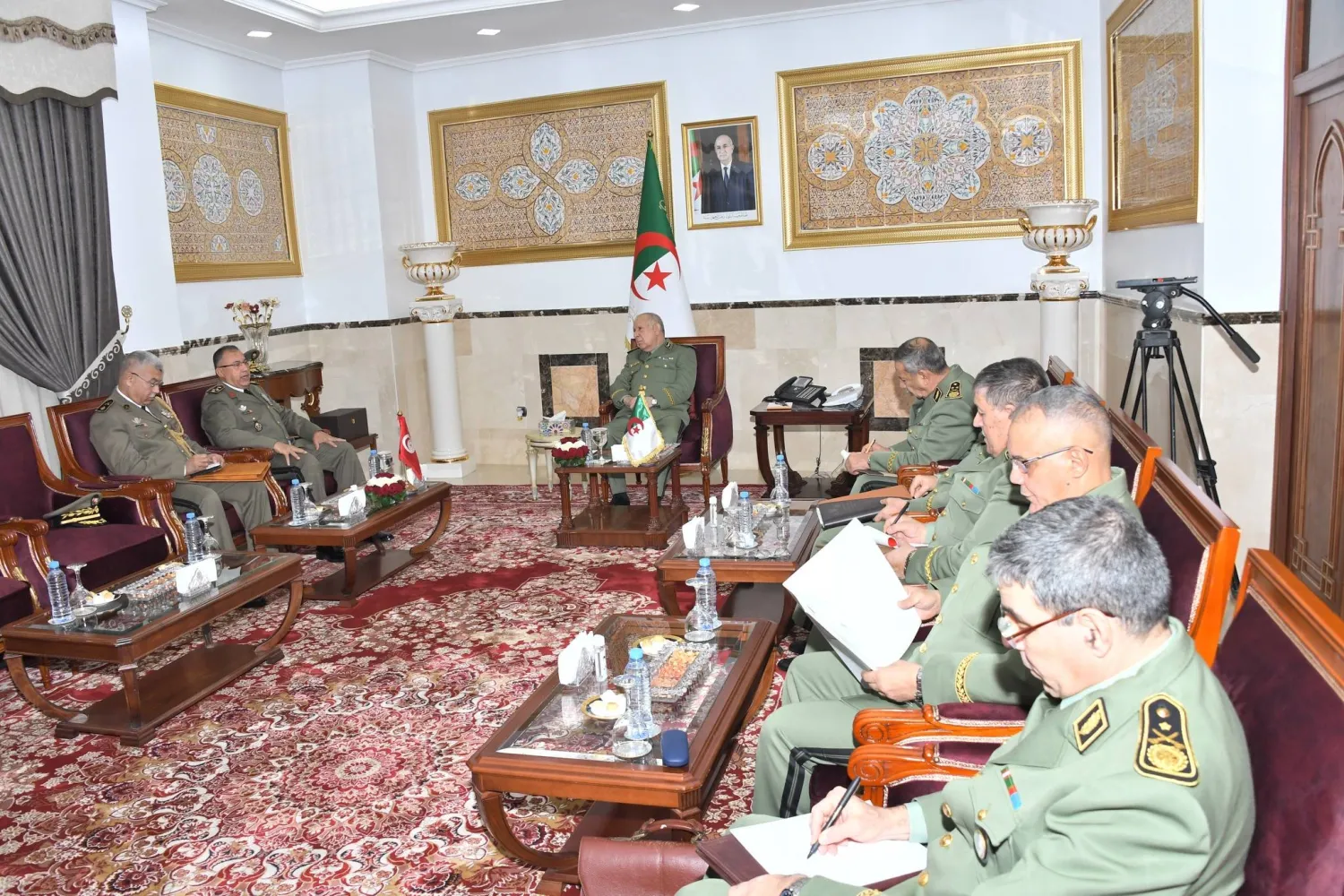 جانب من مباحثات بين الوفدين العسكريين الجزائري والتونسي (وزارة الدفاع الجزائرية)