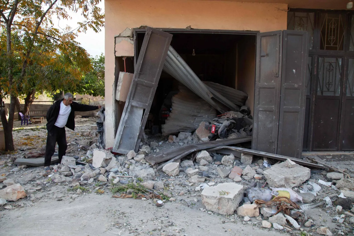 من الدمار الذي ألحقه القصف الإسرائيلي بأحد المنازل في بلدة ميس الجبل في جنوب لبنان (أ.ف.ب)