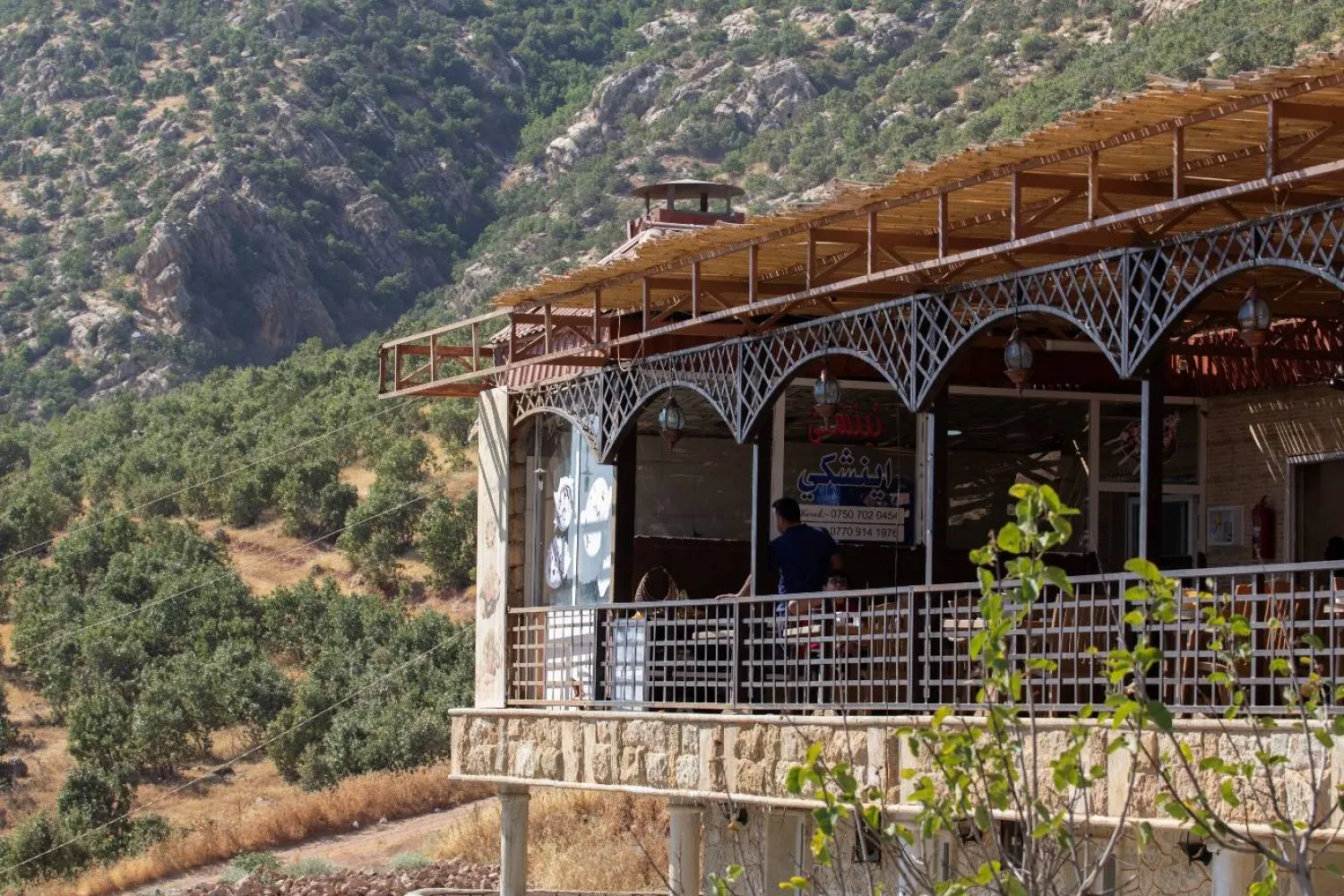 يطل المطعم على قرية إينشكي ذات الغالبية المسيحية (وكالة أنباء العالم العربي)