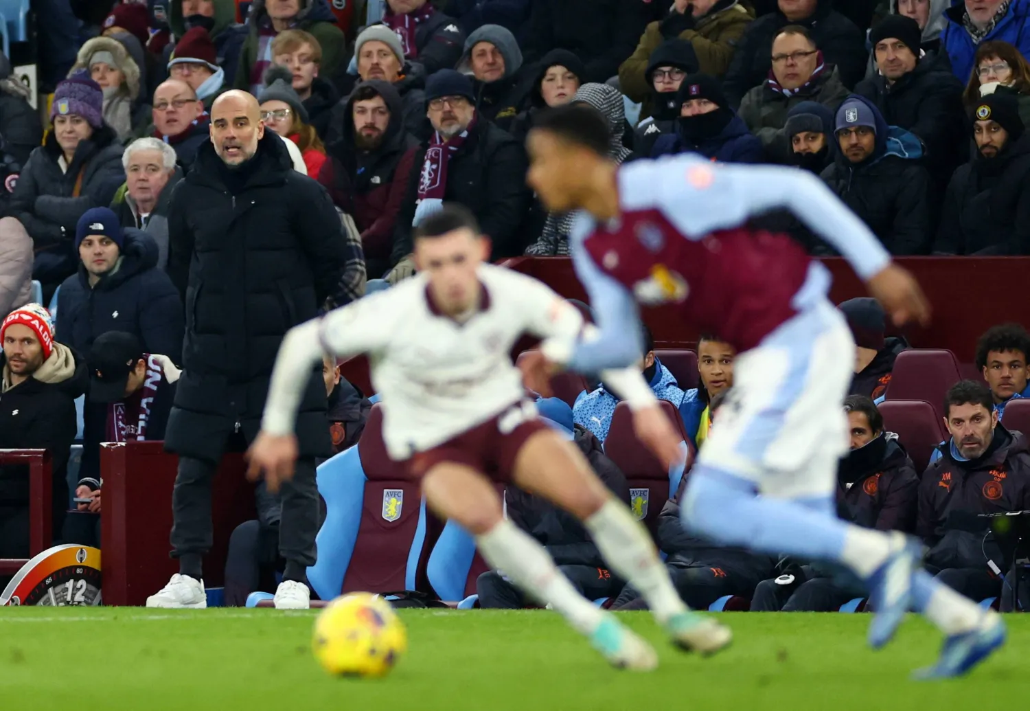 غوارديولا مدرب السيتي أثناء مواجهة أستون فيلا (رويترز)