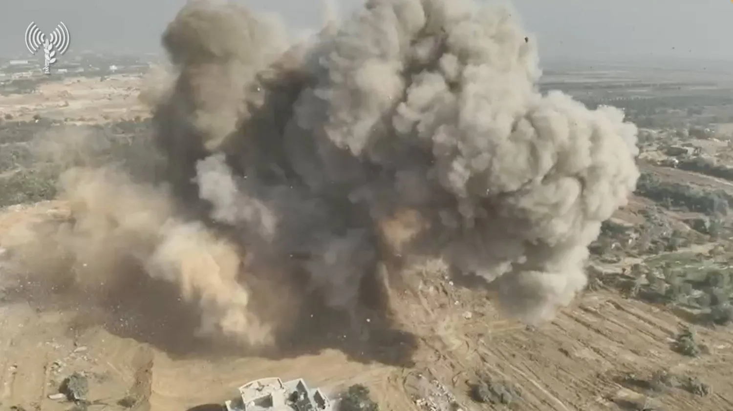 دخان يتصاعد إثر غارات الجيش الإسرائيلي على غزة (رويترز)