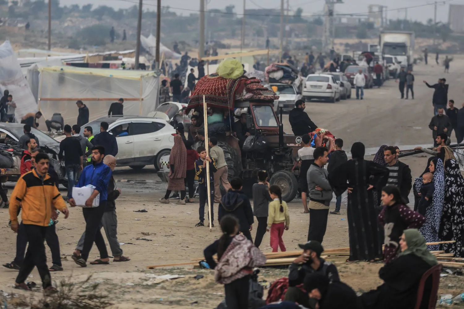 05 December 2023, Palestinian Territories, Rafah: Palestinians set up tents near the Egyptian border after fleeing violent battles between the Israeli army and Hamas from the city of Khan Yunis towards the city of Rafah in the southern Gaza Strip. Photo: Mohammed Talatene/dpa