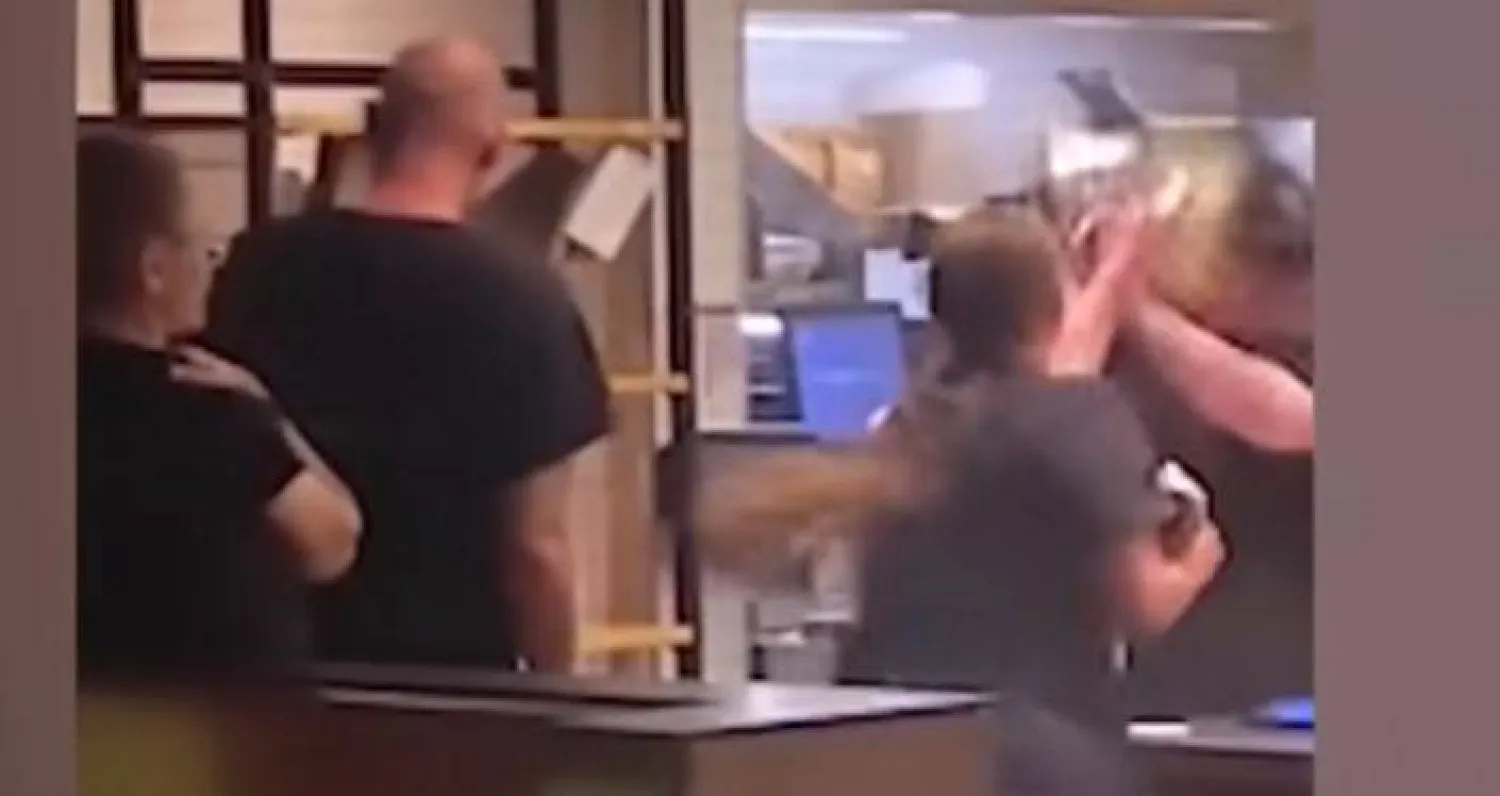 لقطة من الفيديو الذي يظهر هاين أثناء اعتدائها على عاملة المطعم