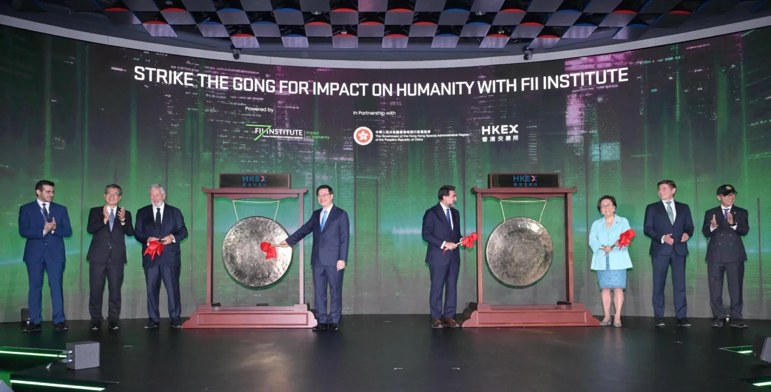 الرميان يقرع الجرس الاحتفالي لافتتاح سوق الأسهم المالية في هونغ كونغ أثناء افتتاح قمة «الأولوية» (موقع سوق الأسهم المالية)