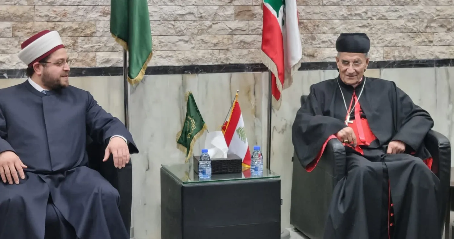 الراعي خلال جولته الجنوبية مع مفتي صور الشيخ مدرار حبال (الوكالة الوطنية)