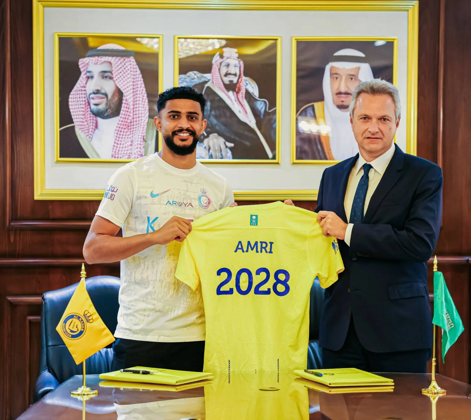 العمري مع غويدو فينغا بعد توقيع العقد الجديد (نادي النصر)