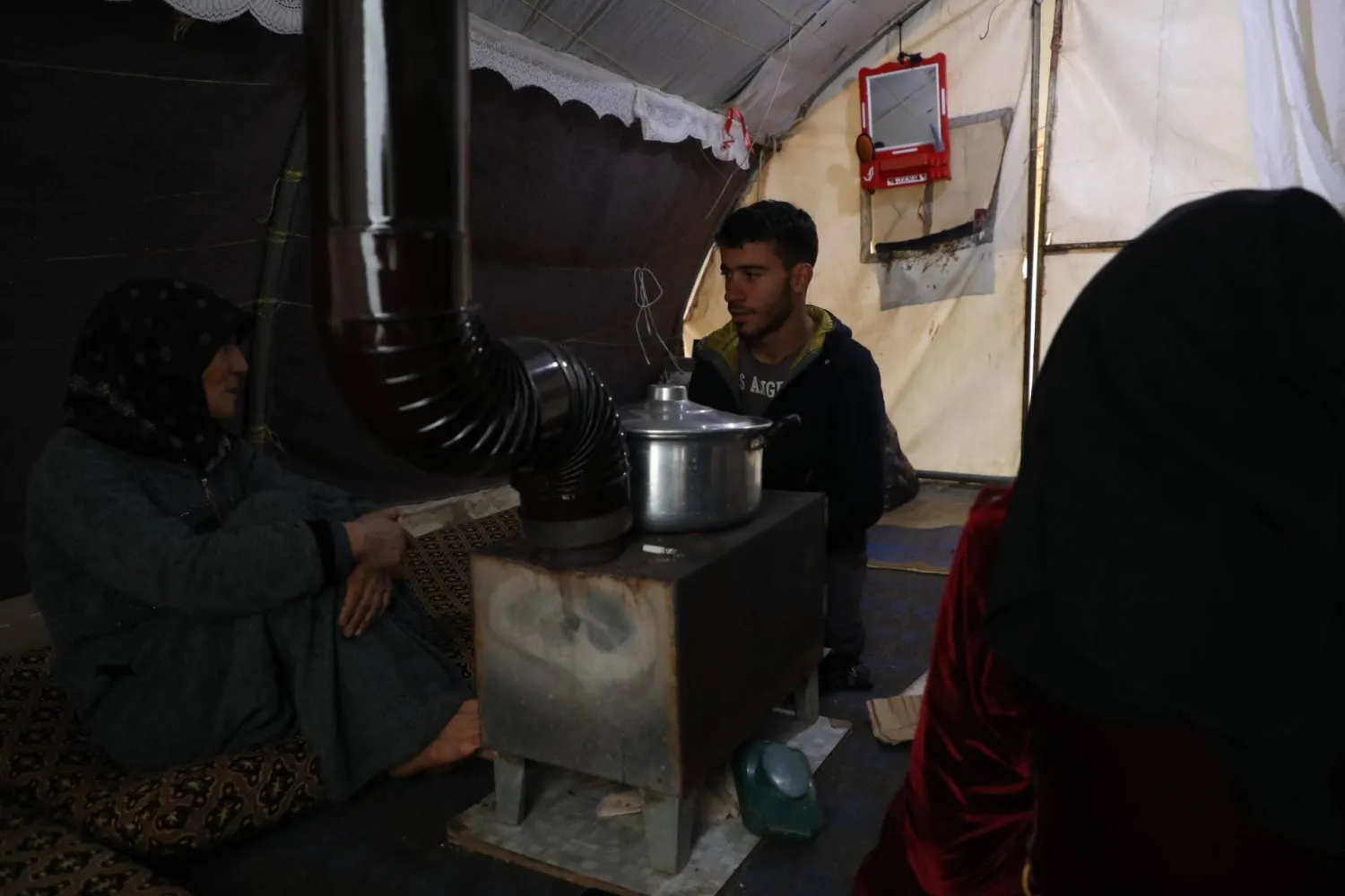 يستخدم محمد مدفأة الحطب في خيمته لكنه يعاني من دخانها ومخاطرها الصحية (الشرق الأوسط)