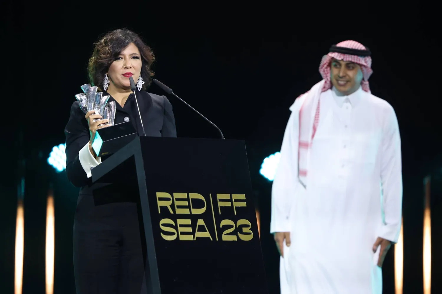 المخرجة التونسية كوثر بن هنية تحمل جائزة «الشرق الوثائقية» (الشرق الأوسط)