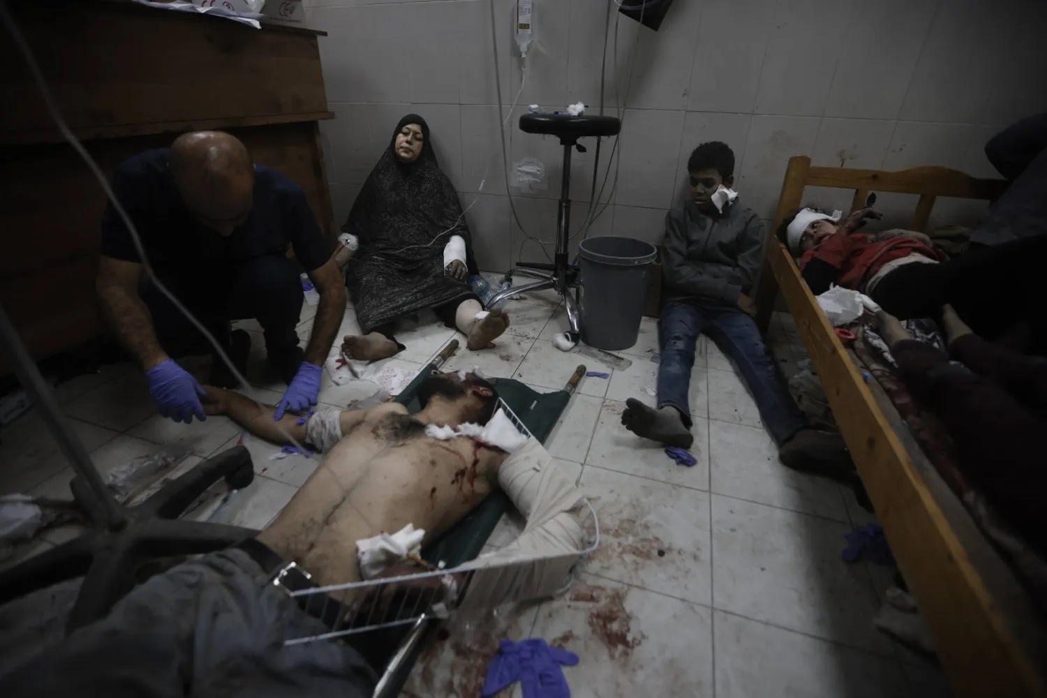 فلسطينيون أصيبوا في القصف الإسرائيلي لقطاع غزة بمستشفى في خان يونس (أ.ب)