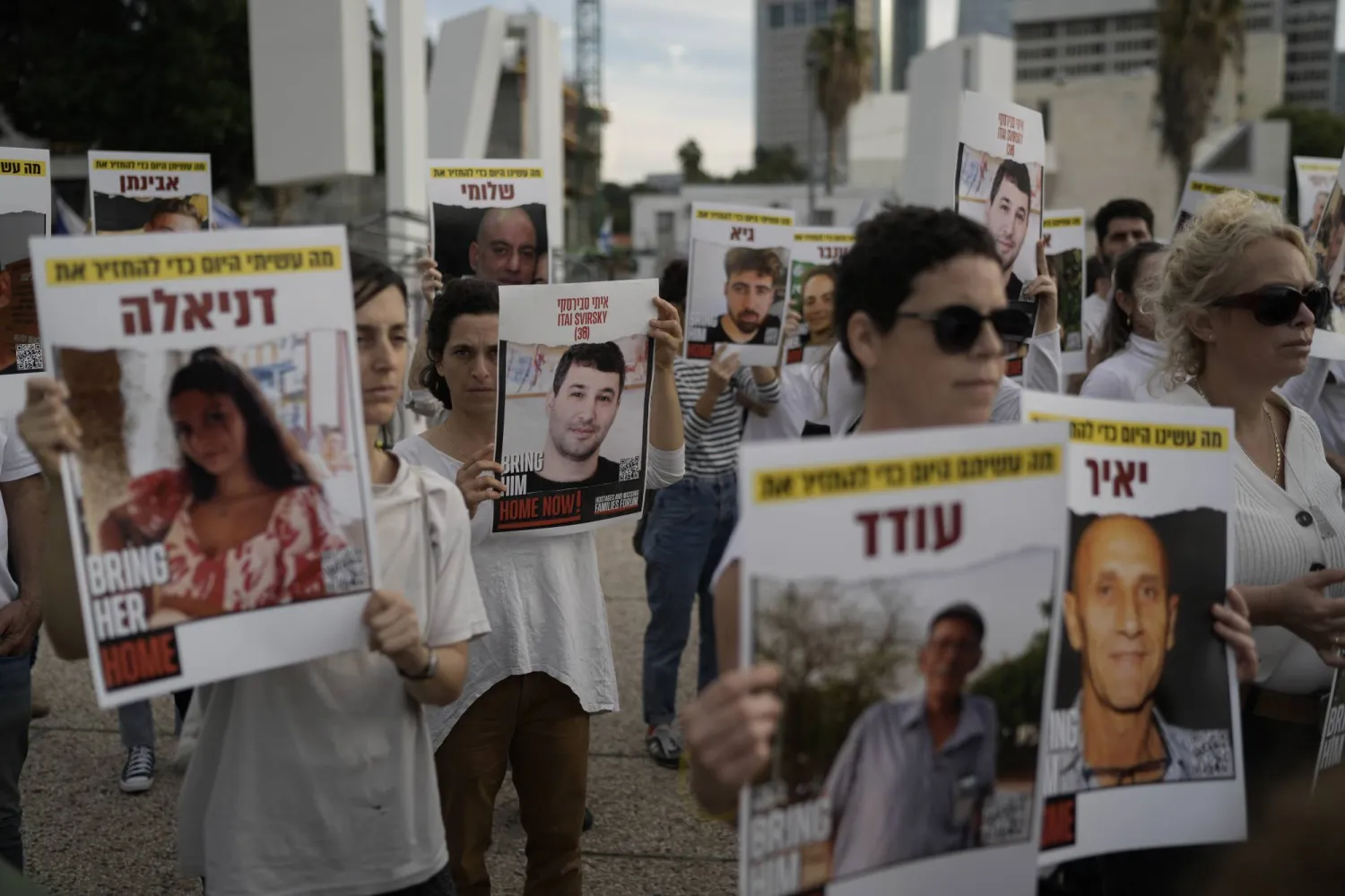 عائلات محتجزين إسرائيليين لدى «حماس» في غزة خلال تحرك في تل أبيب الجمعة للمطالبة بالإفراج عنهم (أ.ب)