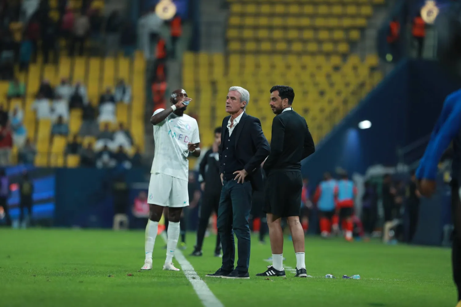 كاسترو يراقب أداء لاعبيه خلال المواجهة (تصوير: عبدالعزيز النومان)