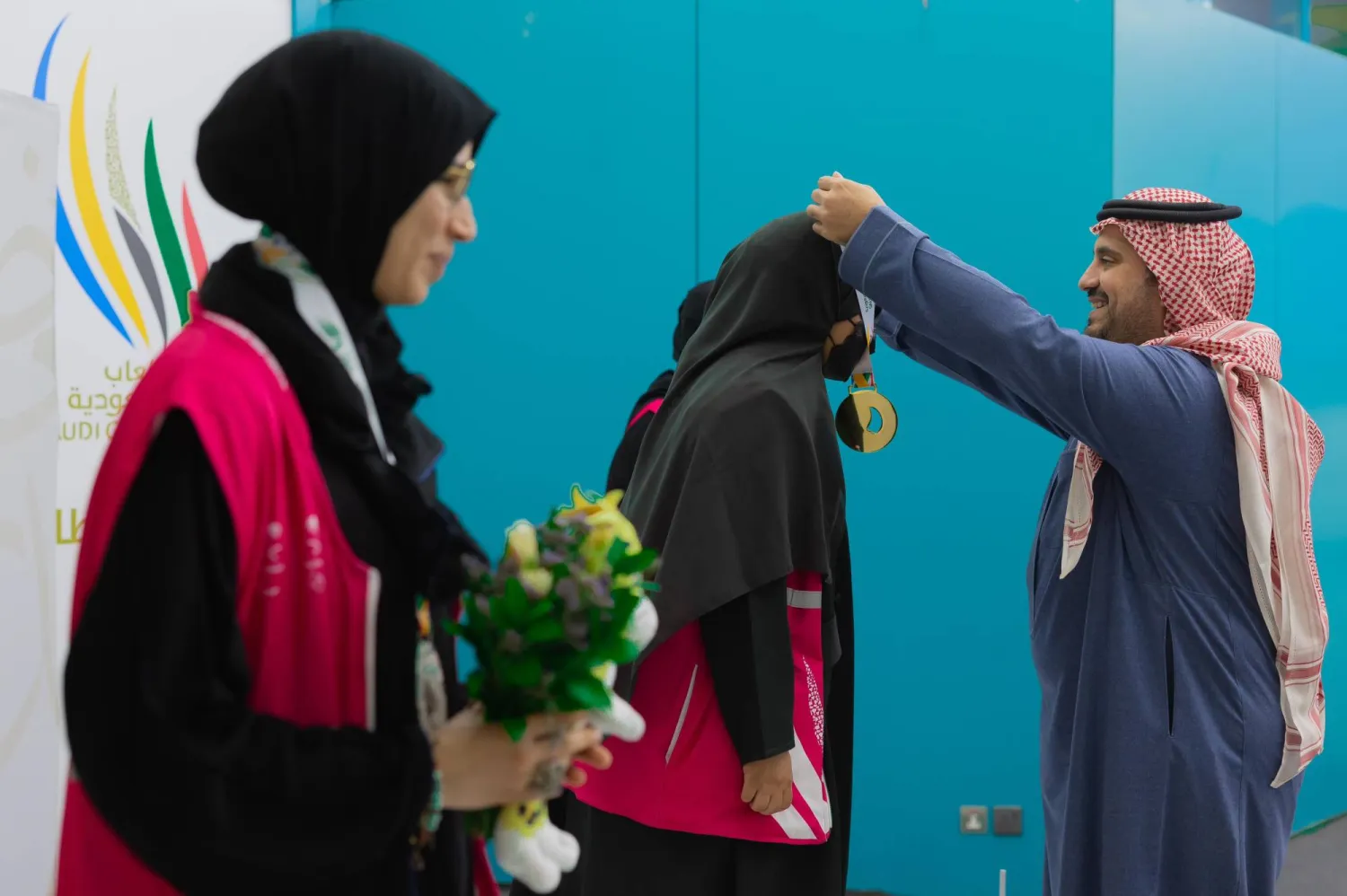 الأمير فهد بن جلوي لدى تتويجه الفائزات في مسابقة الشطرنج (الشرق الأوسط)