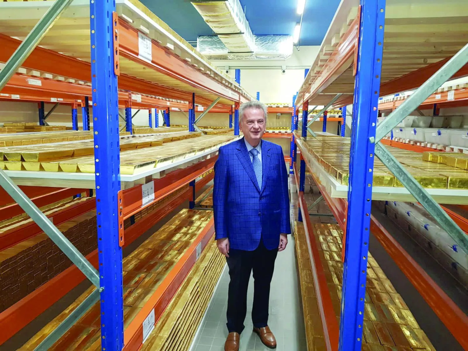 الحاكم السابق لمصرف لبنان رياض سلامة وسط سبائك الذهب المحفوظة في خزئن المصرف في صورة من نوفمبر 2022 (رويترز) 