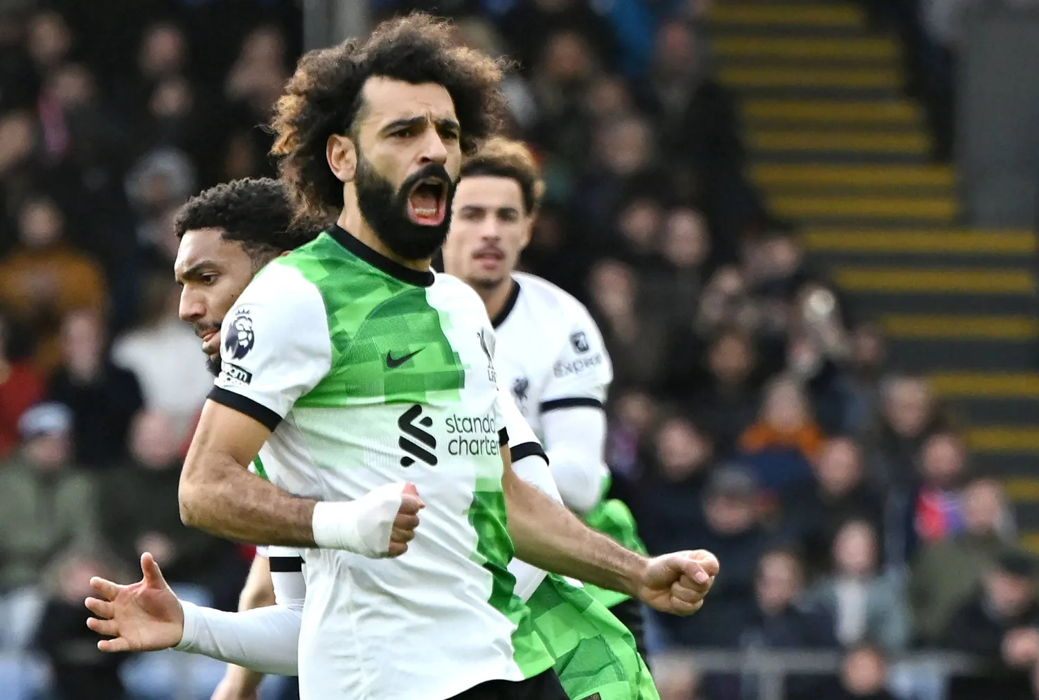 محمد صلاح فرحاً عقب تسجيل هدف التعادل أمام كريستال بالاس في الدوري الإنجليزي (إ.ب.أ)