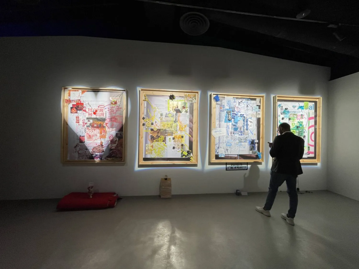 عمل للفنانة صافية المرية (الشرق الأوسط)