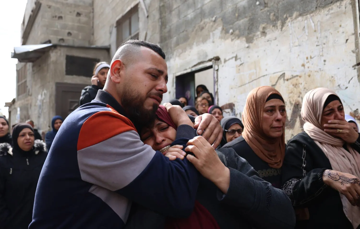 أقارب الفتى نمر أبو مصطفى أثناء تشييعه السبت في مخيم بلاطة للاجئين قرب نابلس (إ.ب.أ)