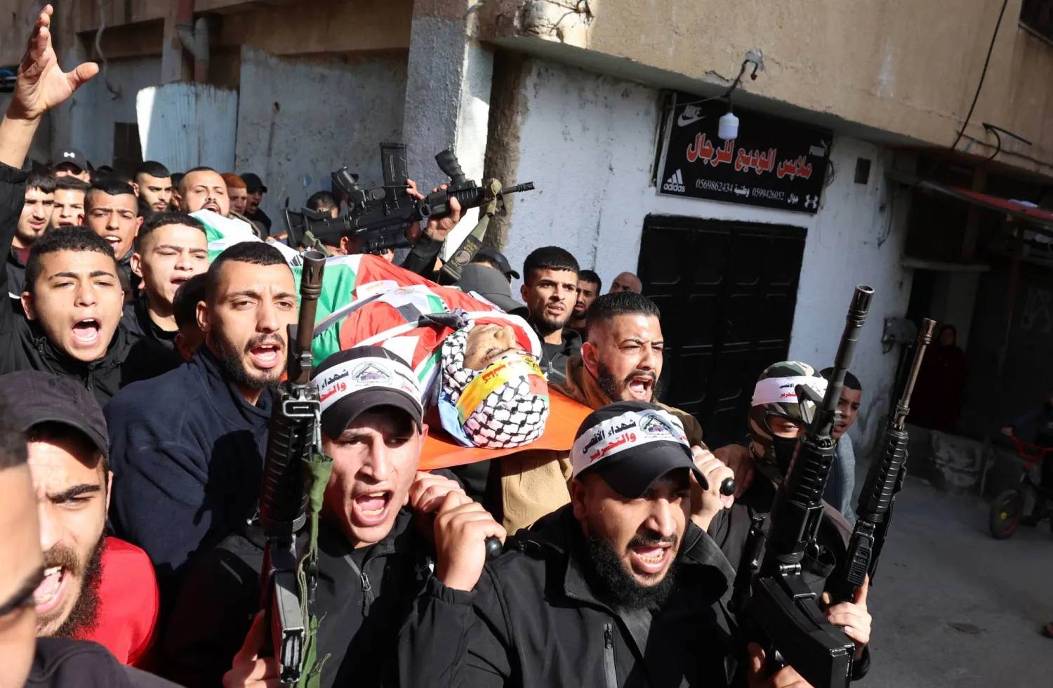 مشيعون يحملون جثمان شخص قتله الجيش الإسرائيلي في مخيم بلاطة للاجئين بالقرب من مدينة نابلس بالضفة الغربية (إ.ب.أ)