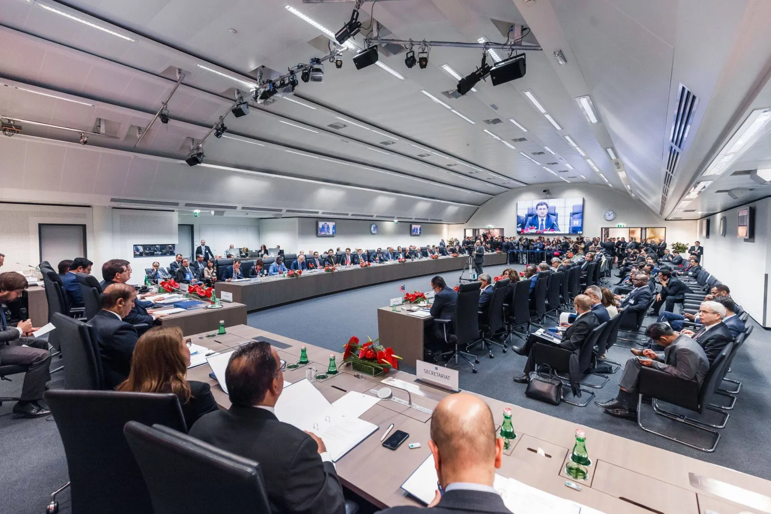 جانب من اجتماع أوبك بلس في مقر منظمة أوبك بفيينا (من حساب أوبك على لينكد إن)