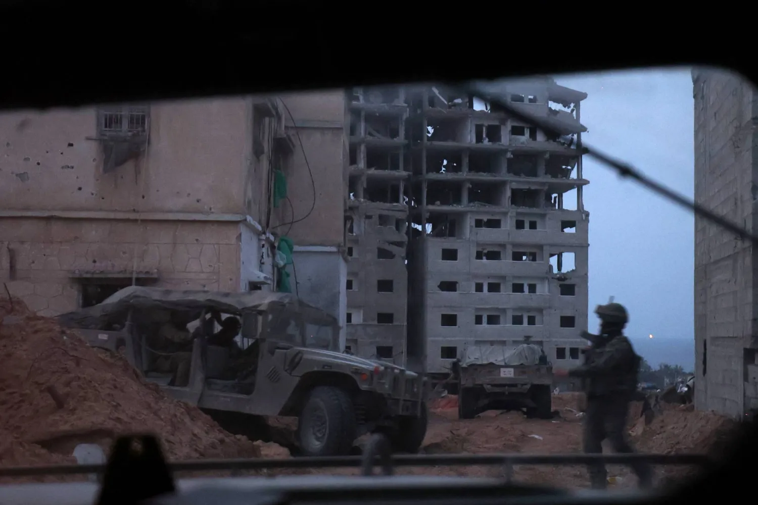 استهداف طائرات حربية إسرائيلية لمربع آل طنبورة في جباليا (إ.ب.أ)