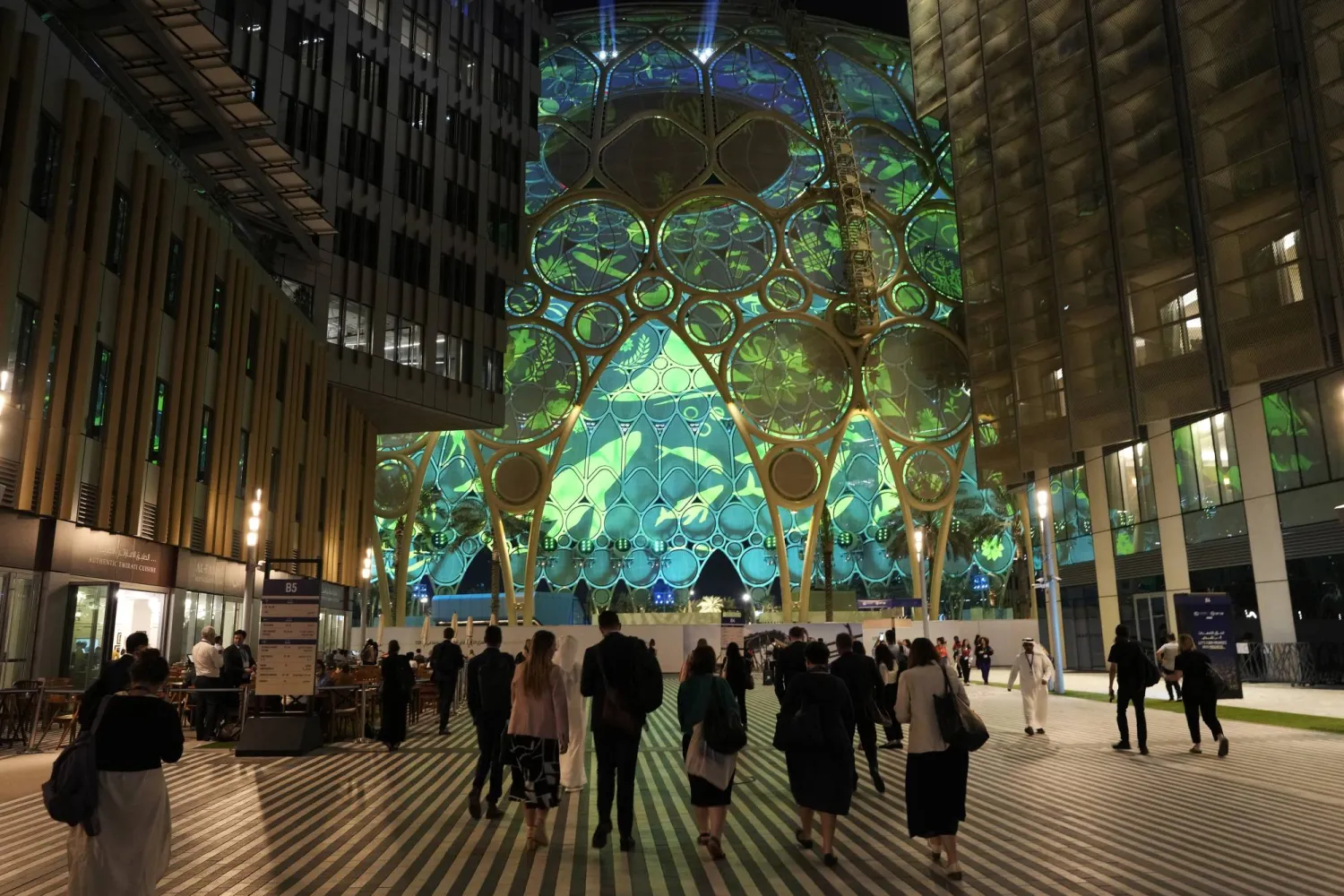 جانب من مدينة إكسبو التي تحتضن مؤتمر «كوب28» والذي يقترب من الانتهاء يوم الثلاثاء (أ.ف.ب)