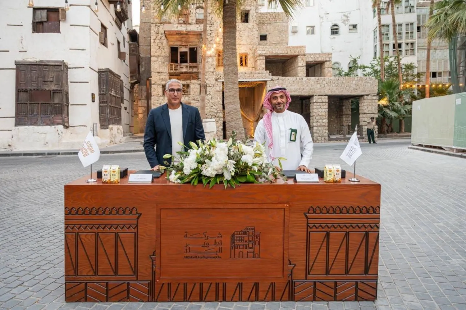 جميل غزنوي الرئيس التنفيذي لشركة تطوير البلد، و أحمد جمال الدين الرئيس التنفيذي لشركة سواني خلال توقيع المذكرة.