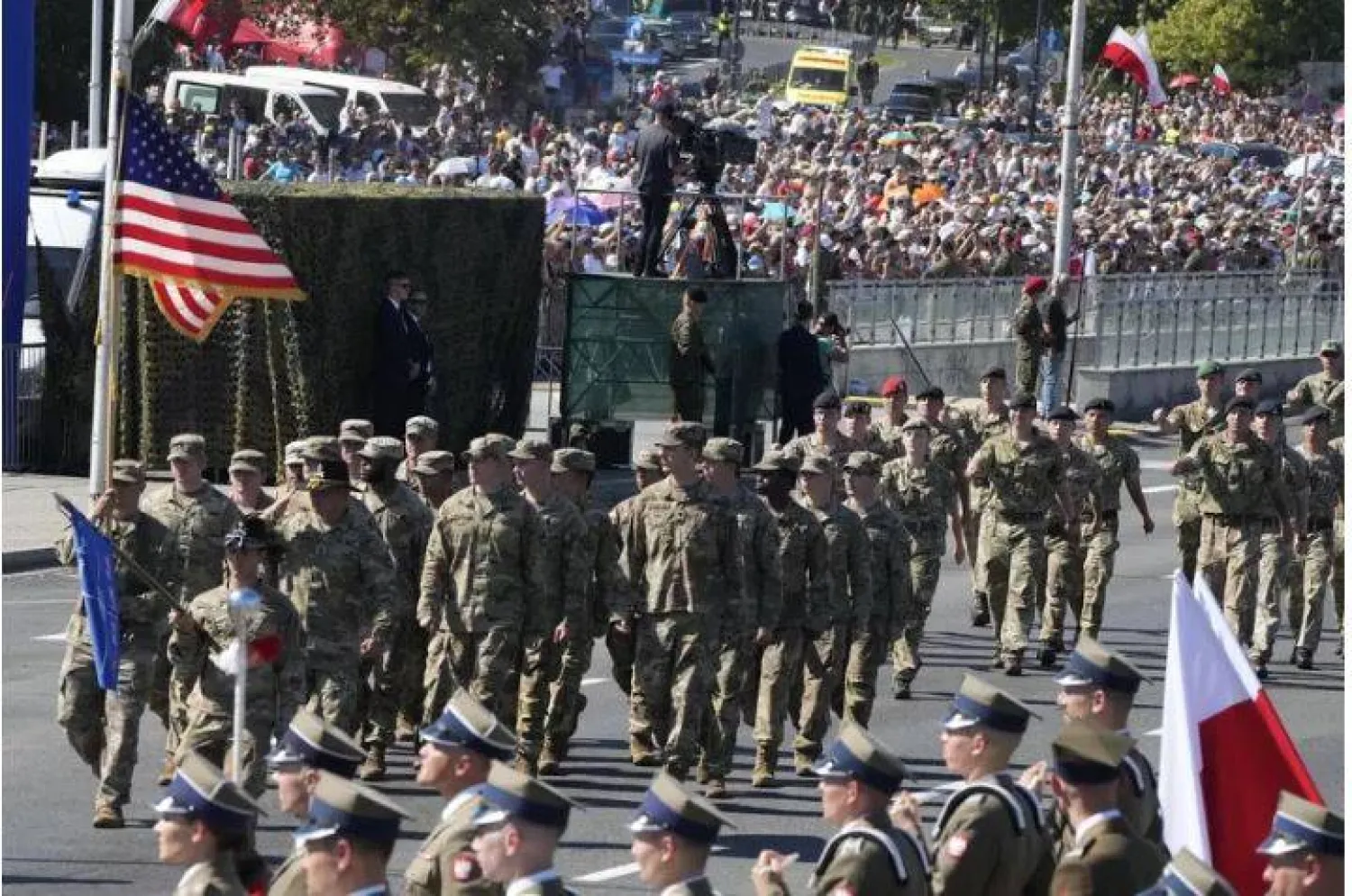 ممثلو القوات الأميركية المتحالفة يسيرون في عرض عسكري ضخم لإظهار الإمكانات الدفاعية لبولندا (أرشيفية - أ.ب)