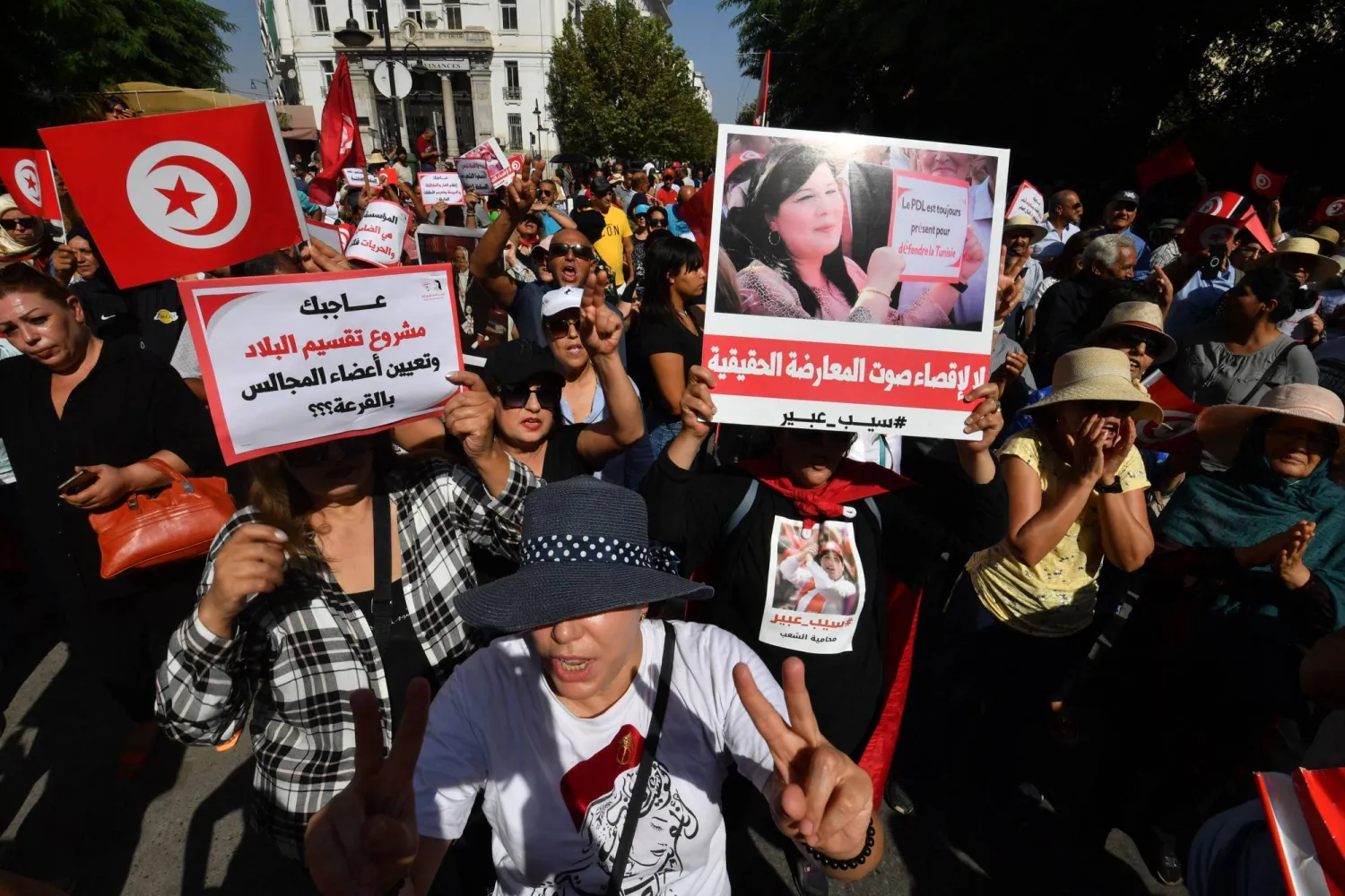 متظاهرون يرفعون صورة عبير موسي في العاصمة التونسية (أ.ف.ب)