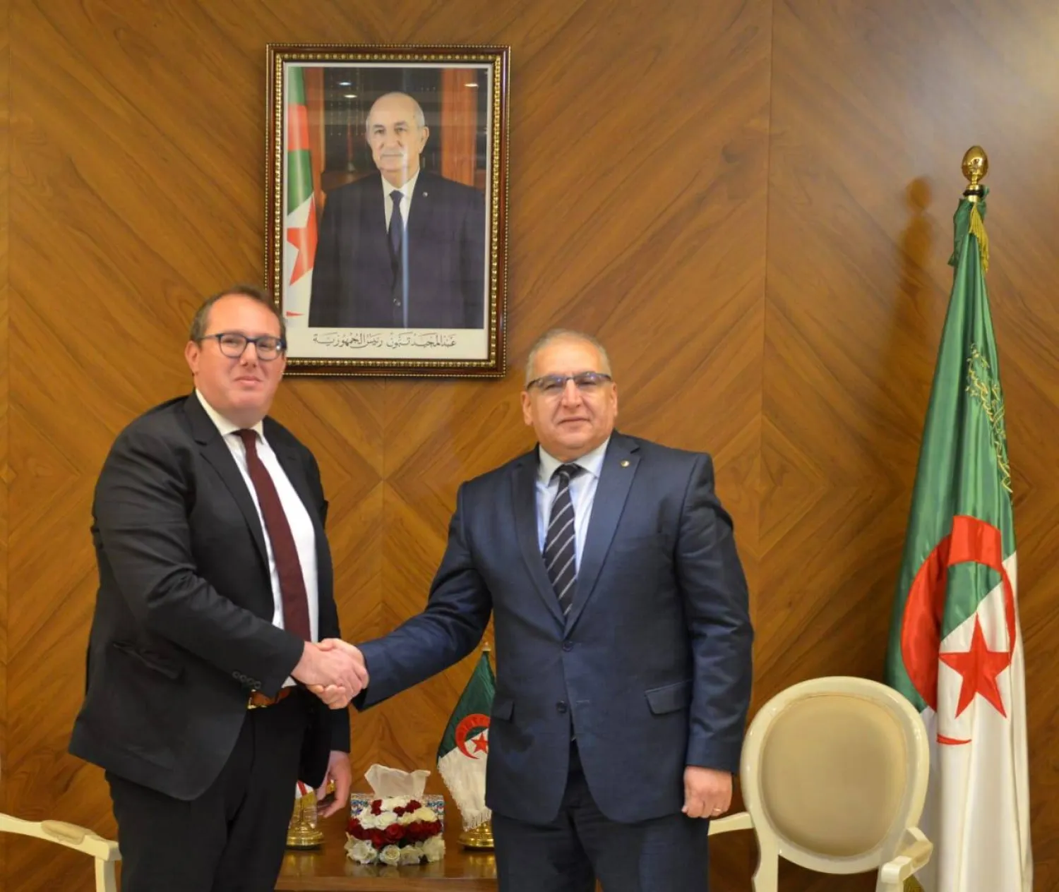 أمين عام وزارة الخارجية الجزائرية (يمين) مع نائب وزير الخارجية الأميركي جوشوا هاريس في سبتمبر 2023 (الخارجية الجزائرية)