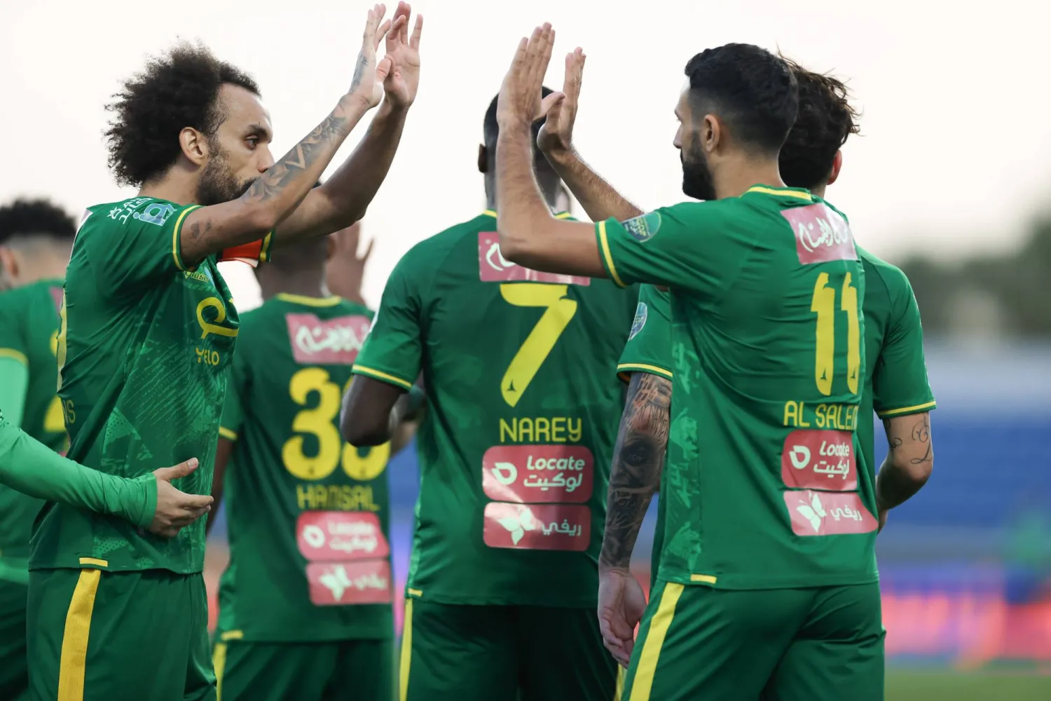 فريق الخليج يحتفل بهدفه الثاني في شباك أبها (تصوير: عدنان مهدلي)