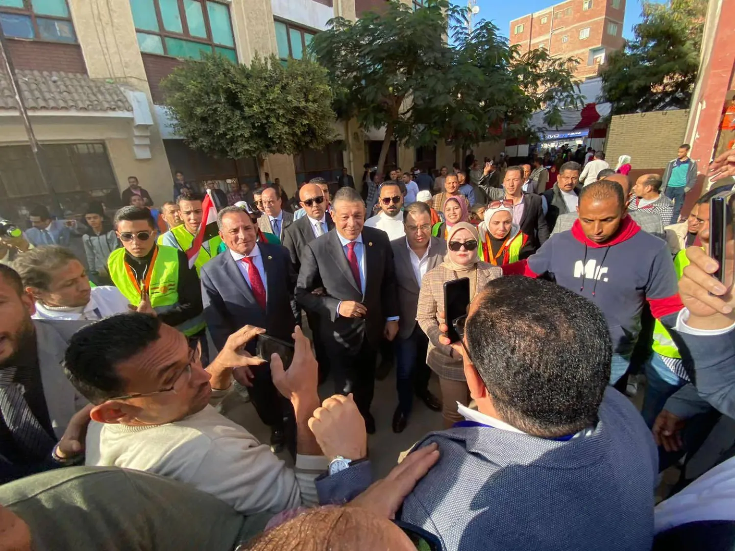 حازم عمر خلال تفقد لجان انتخابية (حزب الشعب الجمهوري)