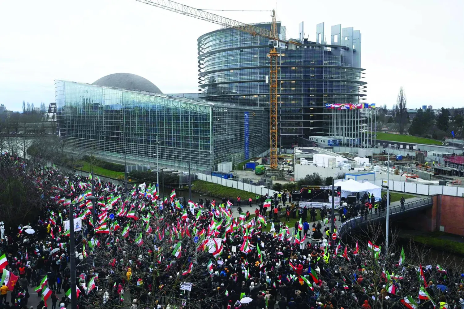 مظاهرة للإيرانيين أمام مقر البرلمان الأوروبي في ستراسبورغ خلال يناير الماضي (أ.ف.ب)