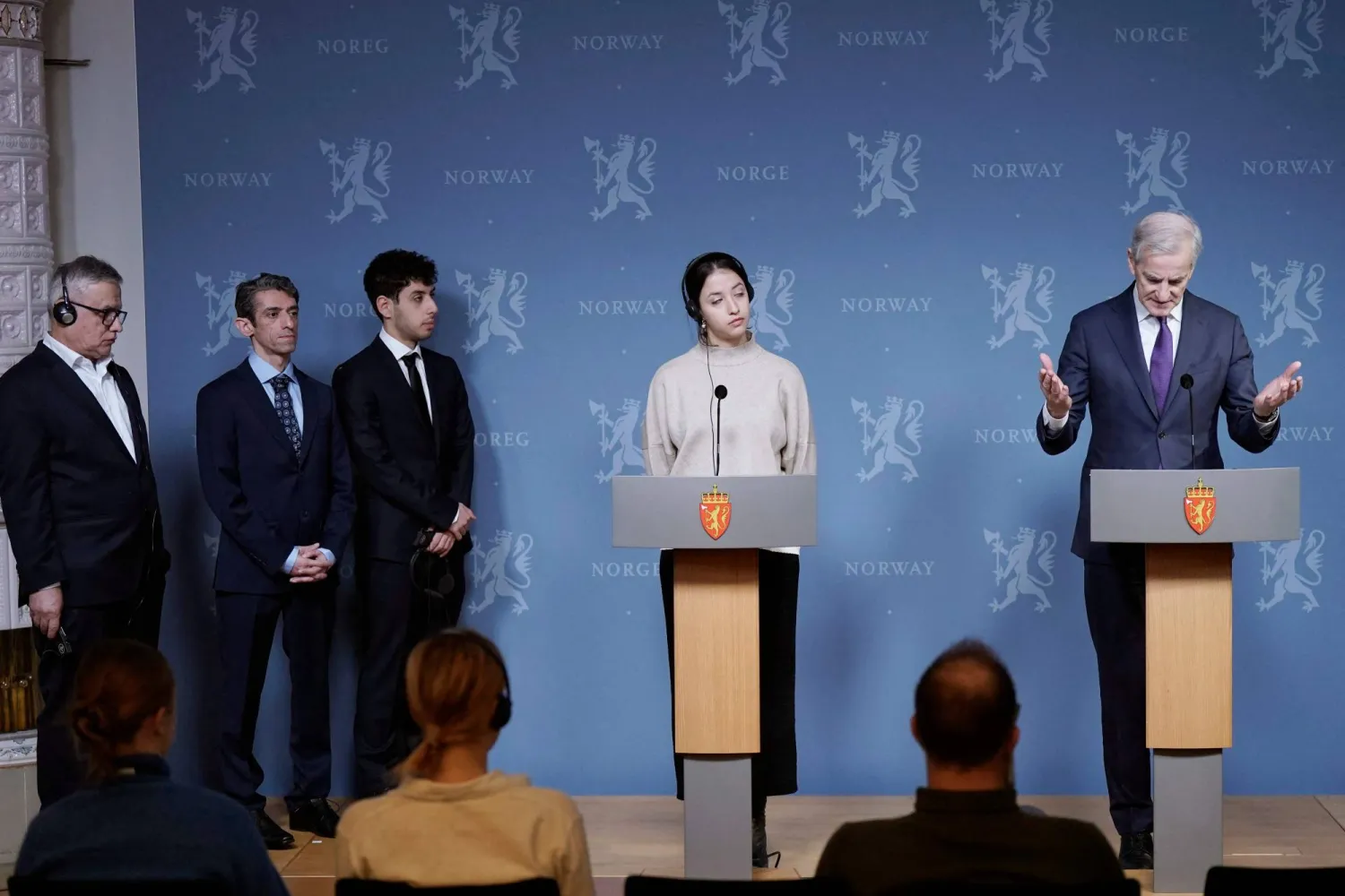 أفراد عائلة نرجس محمدي الحائزة جائزة «نوبل للسلام» لعام 2023 يعقدون مؤتمراً صحافياً مع رئيس الوزراء النرويجي يوناس غار ستوره في أوسلو الاثنين (أ.ف.ب)