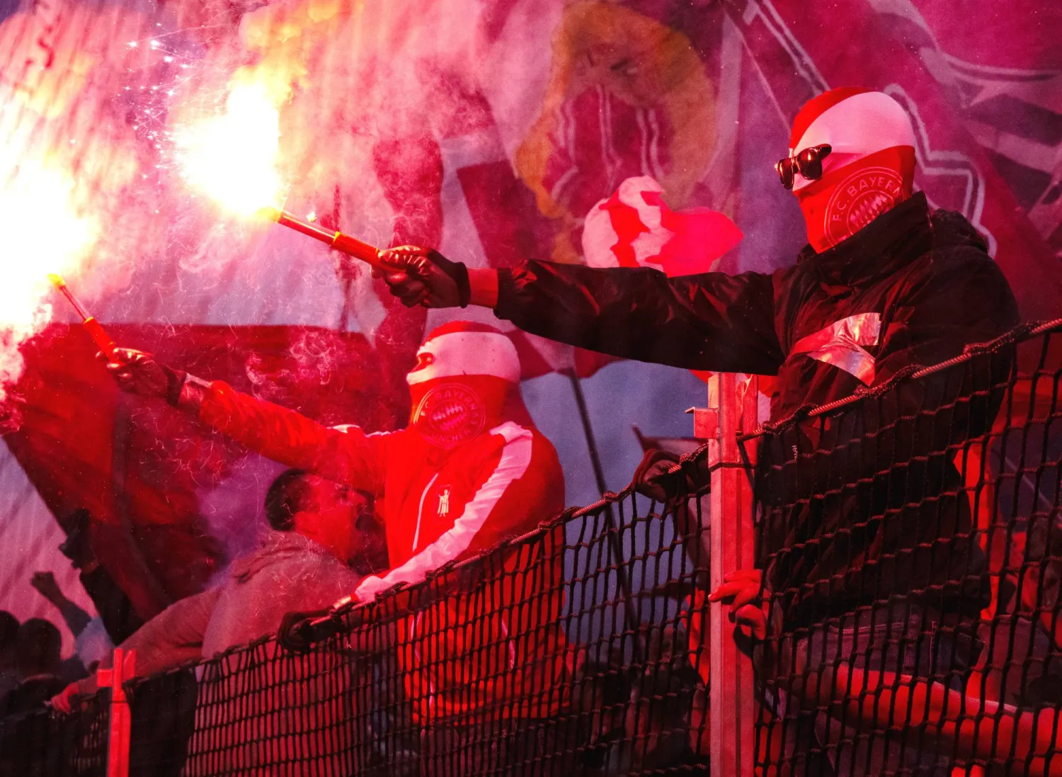 جماهير بايرن ميونيخ تسببت في غرامات مالية على ناديها لاستخدامها الألعاب النارية (د.ب.أ)