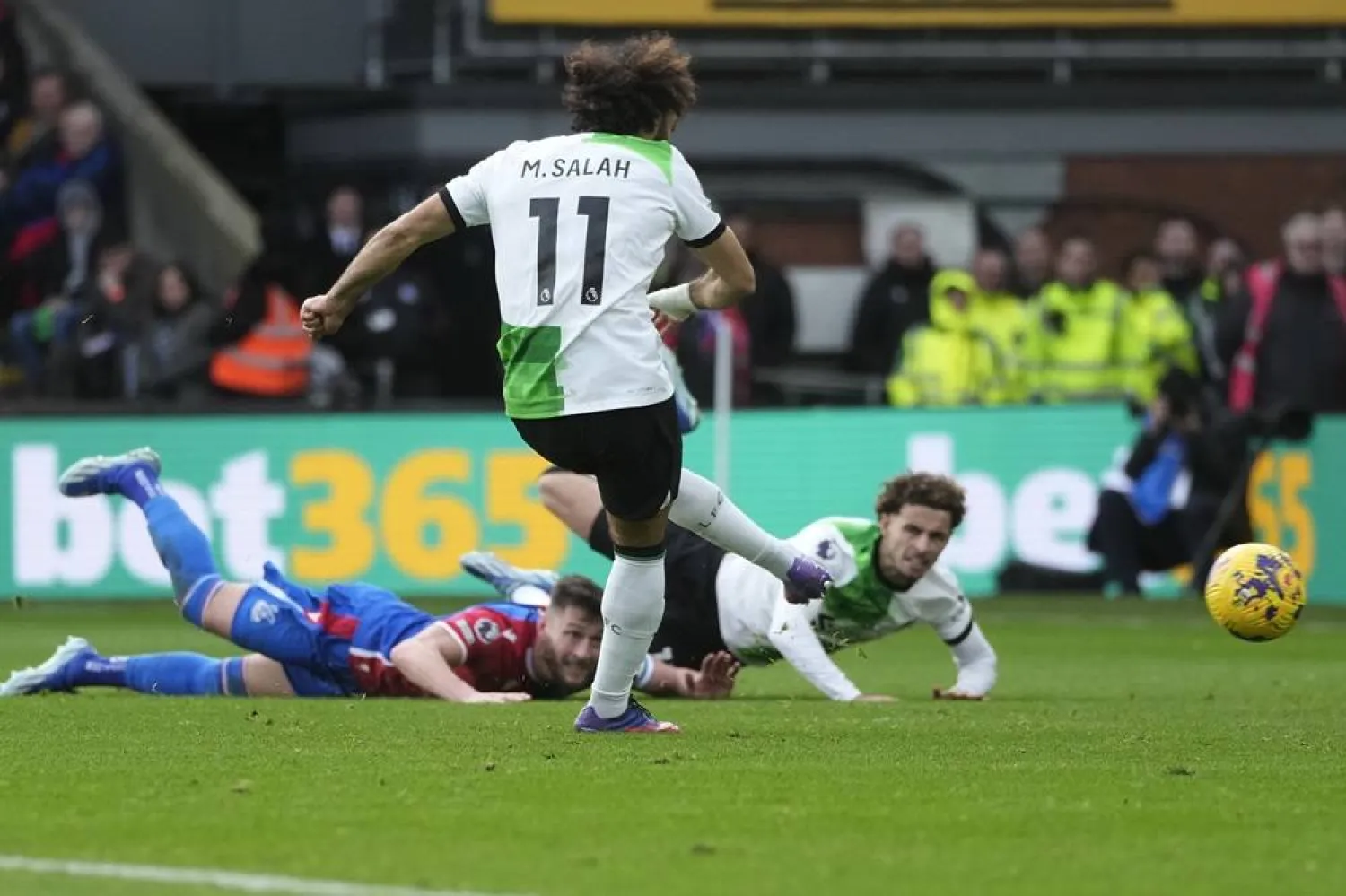  Liverpool's Mohamed Salah scores his side's opening goal during the Premier League soccer match between Crystal Palace and Liverpool at Selhurst Park, in London, England, Saturday, Dec. 9, 2023. (AP)