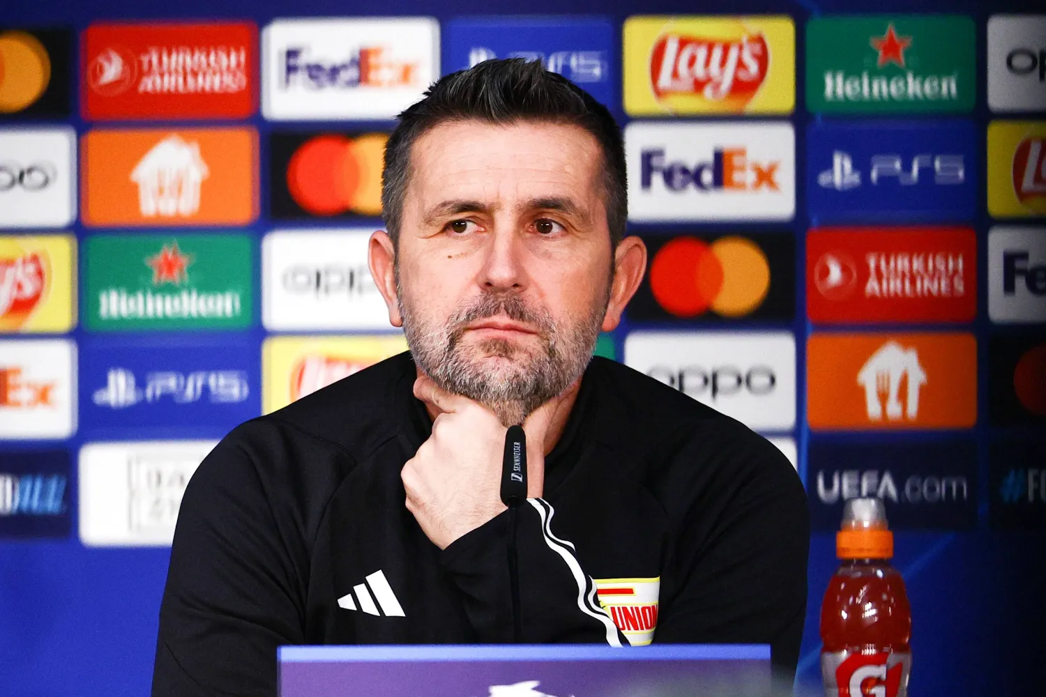 نيناد بيليكا مدرب يونيون برلين الألماني خلال المؤتمر الصحافي (إ.ب.أ)