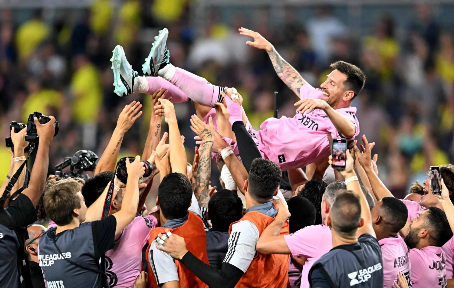 لاعبو إنتر ميامي يحتفلون بنجمهم الأرجنتيني لونيل ميسي عقب مساهمته في تحقيق بطولة الدوري الأميركي (أ.ف.ب)