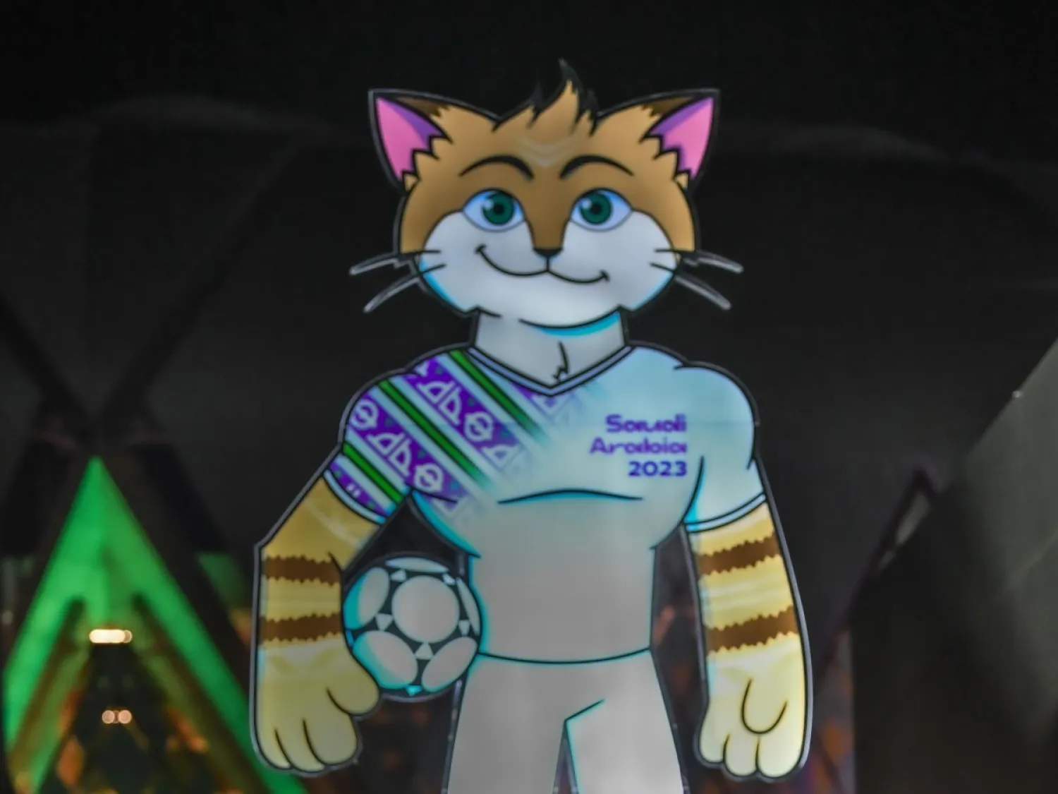 إعلامي يلتقط صورة لتميمة البطولة في جدة (تصوير: علي خمج)