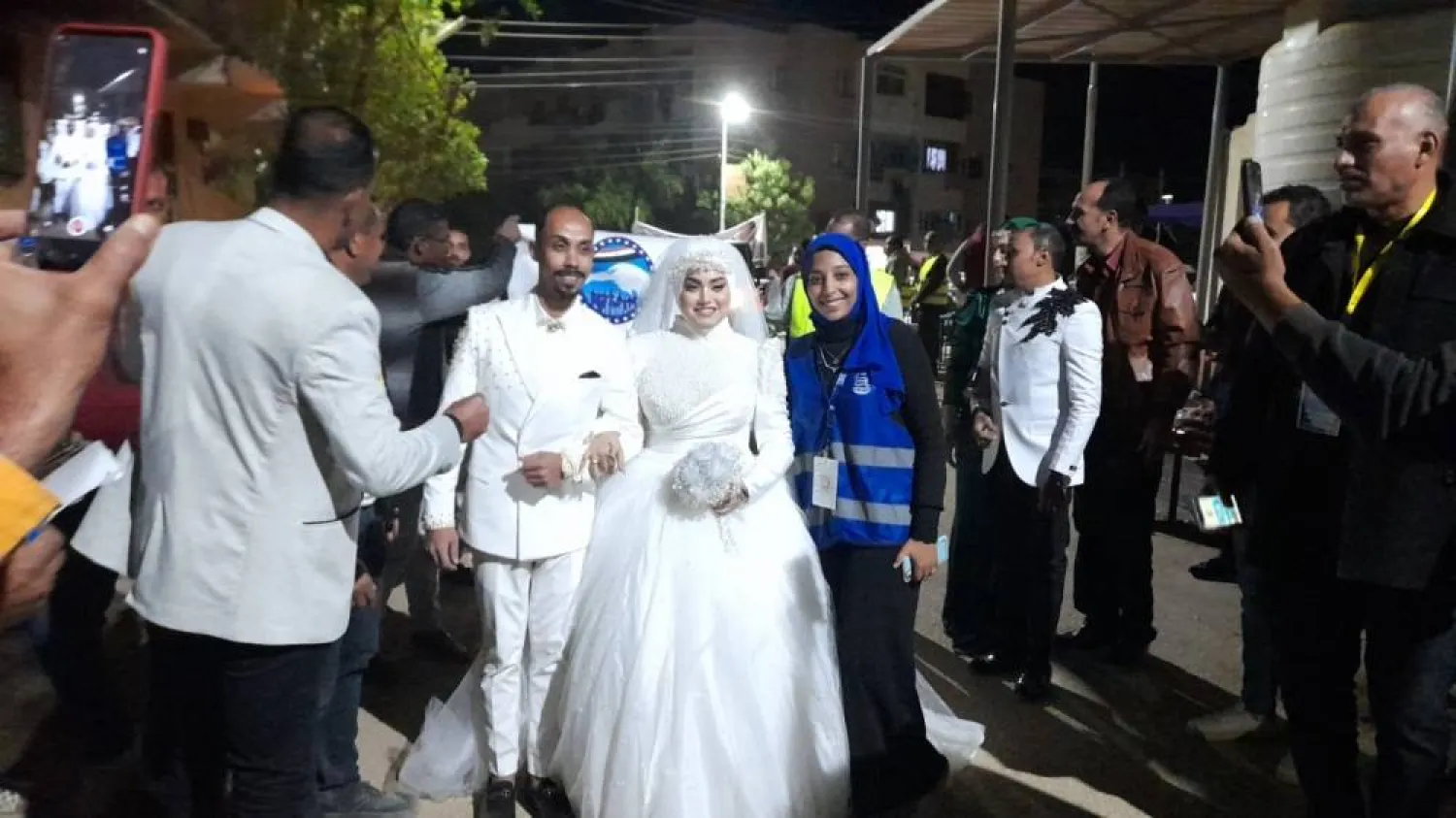 عروسان يدليان بصوتيهما في محافظة الوادي الجديد (صفحة المحافظة على "إكس")