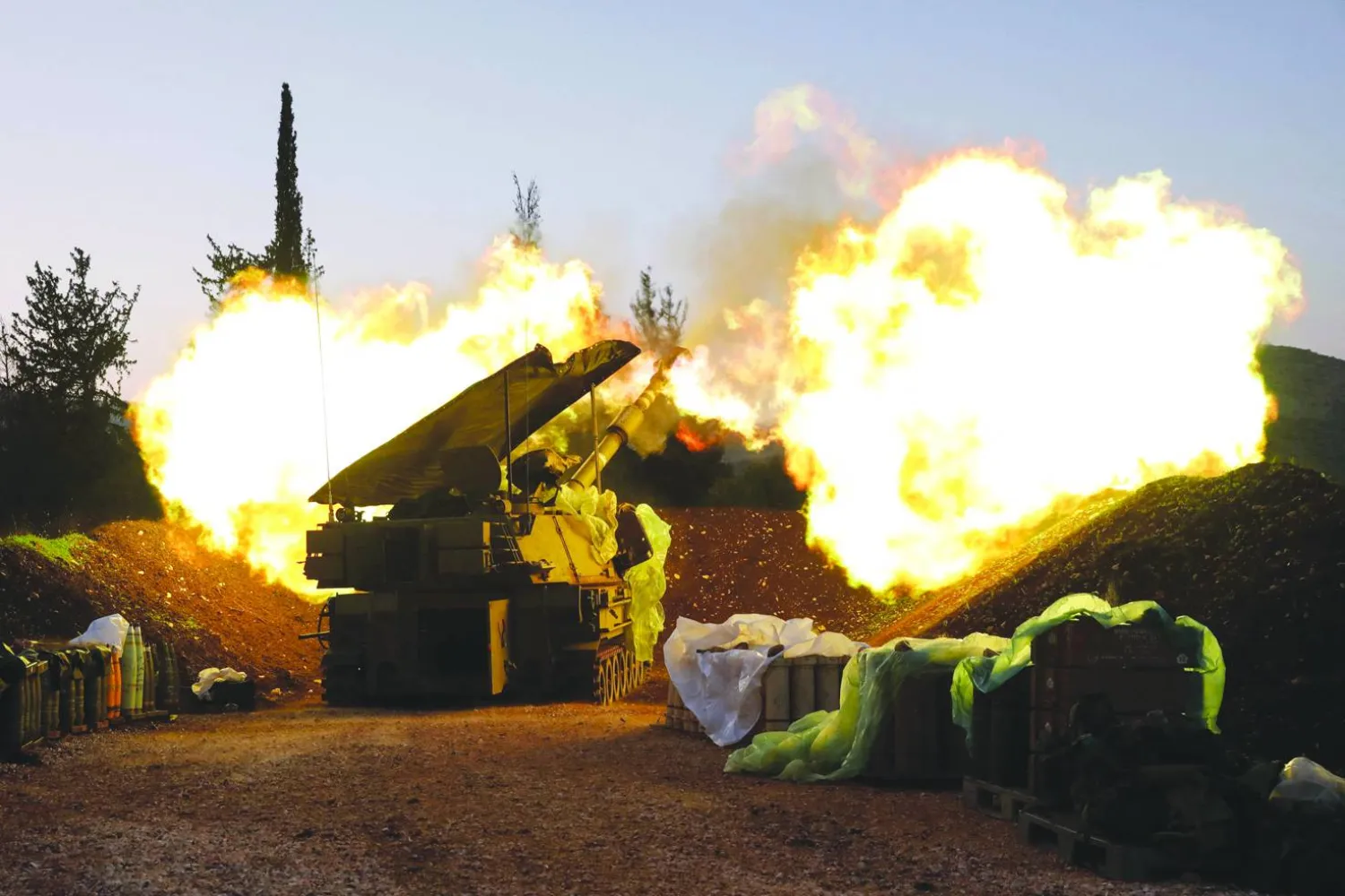 
دبابة إسرائيلية تطلق قذائفها باتجاه جنوب لبنان (أ.ف.ب)