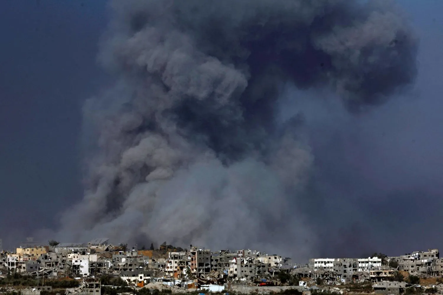 İsrail bombardımanı sürerken Gazze'de yükselen dumanlar (Reuters)
