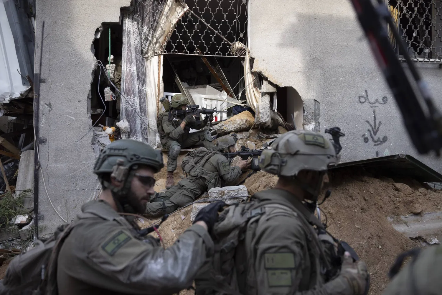 جنود إسرائيليون خلال العملية العسكرية البرية في مدينة غزة (أ.ب)