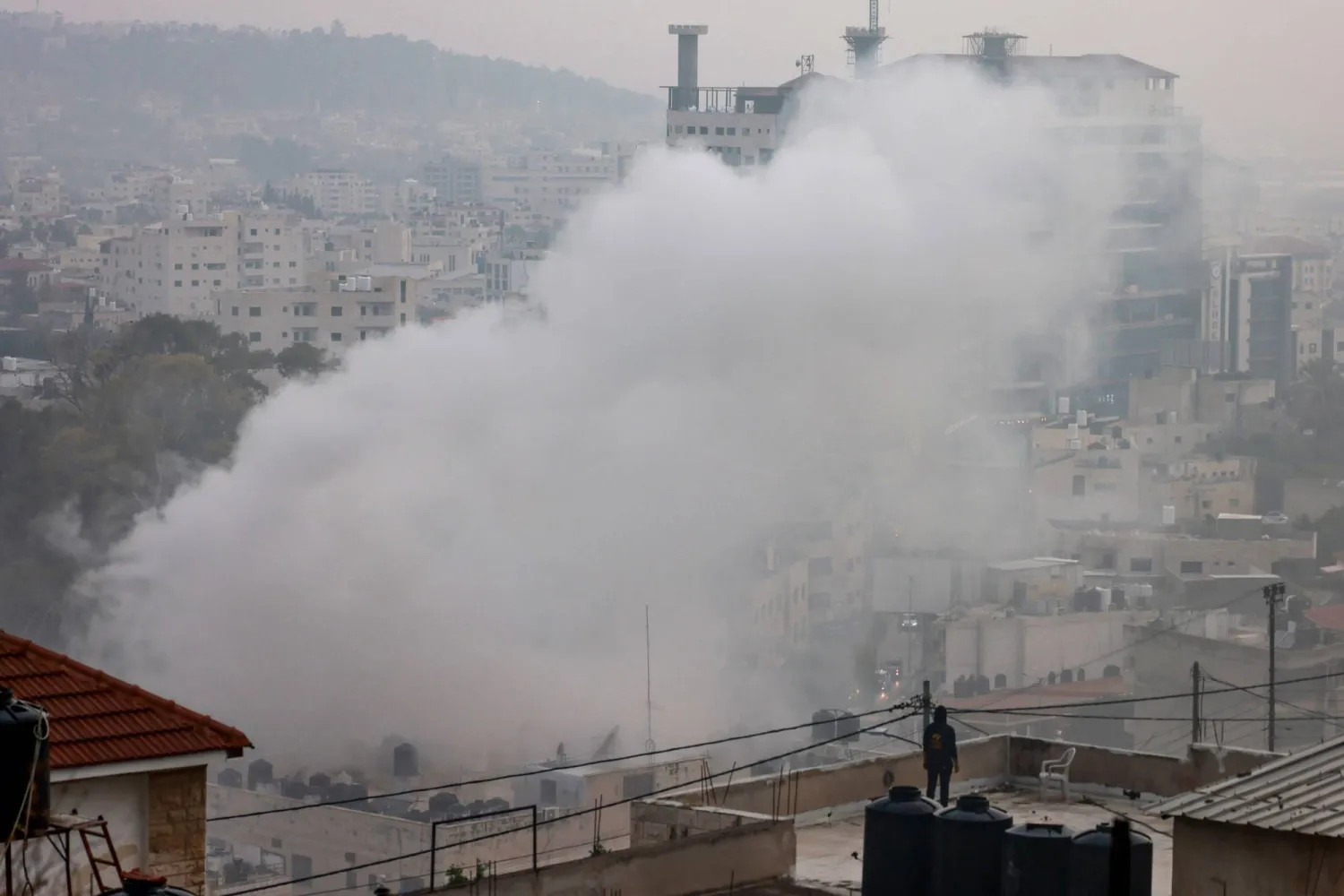 تصاعد الدخان خلال غارة إسرائيلية على مخيم جنين للاجئين بالضفة الغربية الأسبوع الماضي (أ.ف.ب)
