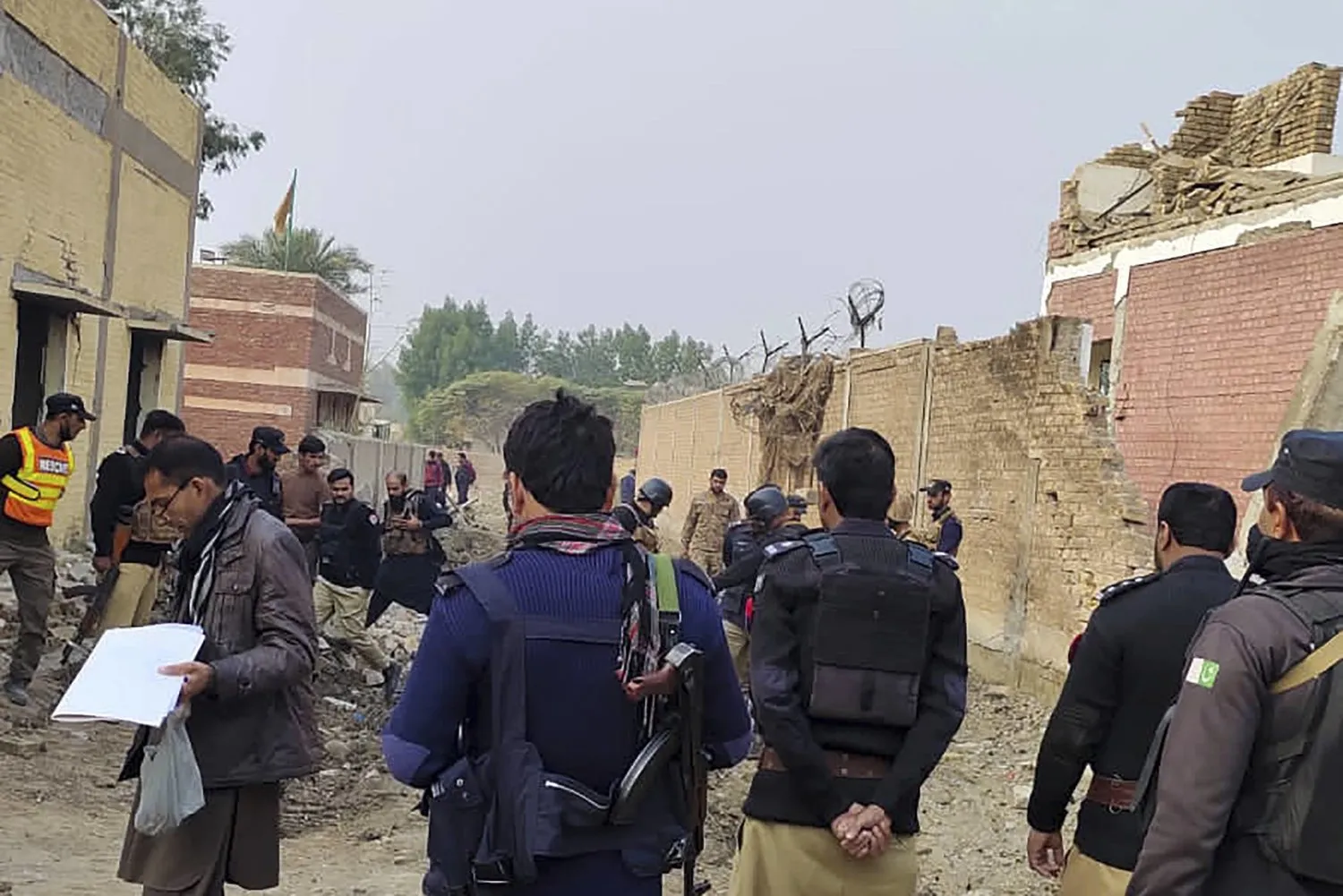 Pakistanlı güvenlik personeli Dera İsmail Han'daki intihar saldırısı mahallinde (AP)